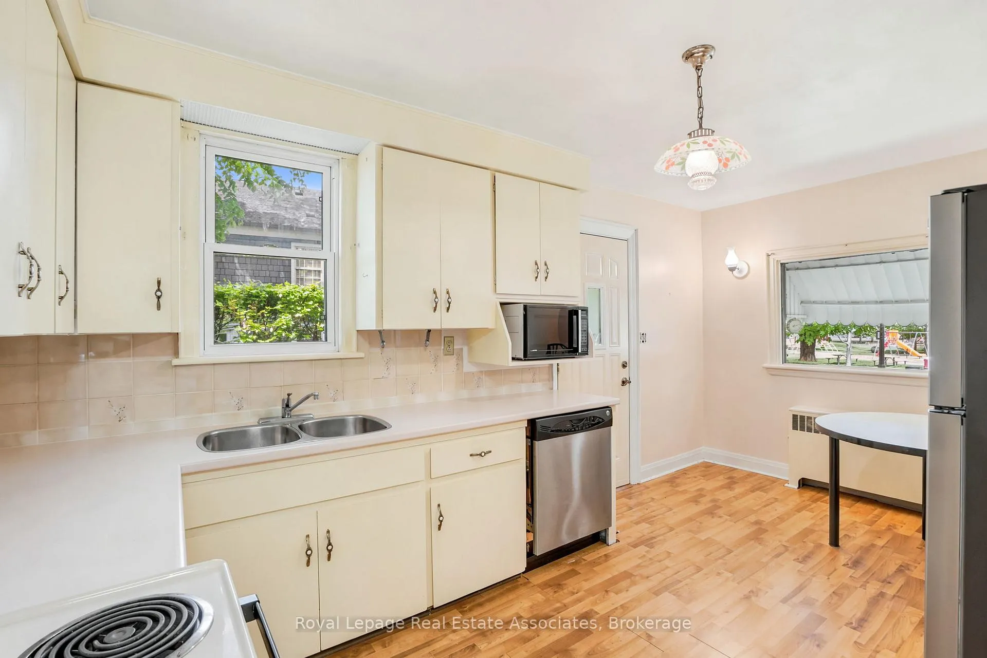 Photo 13 of 12 Parkview Row, Hamilton, Dundas — HOMEH