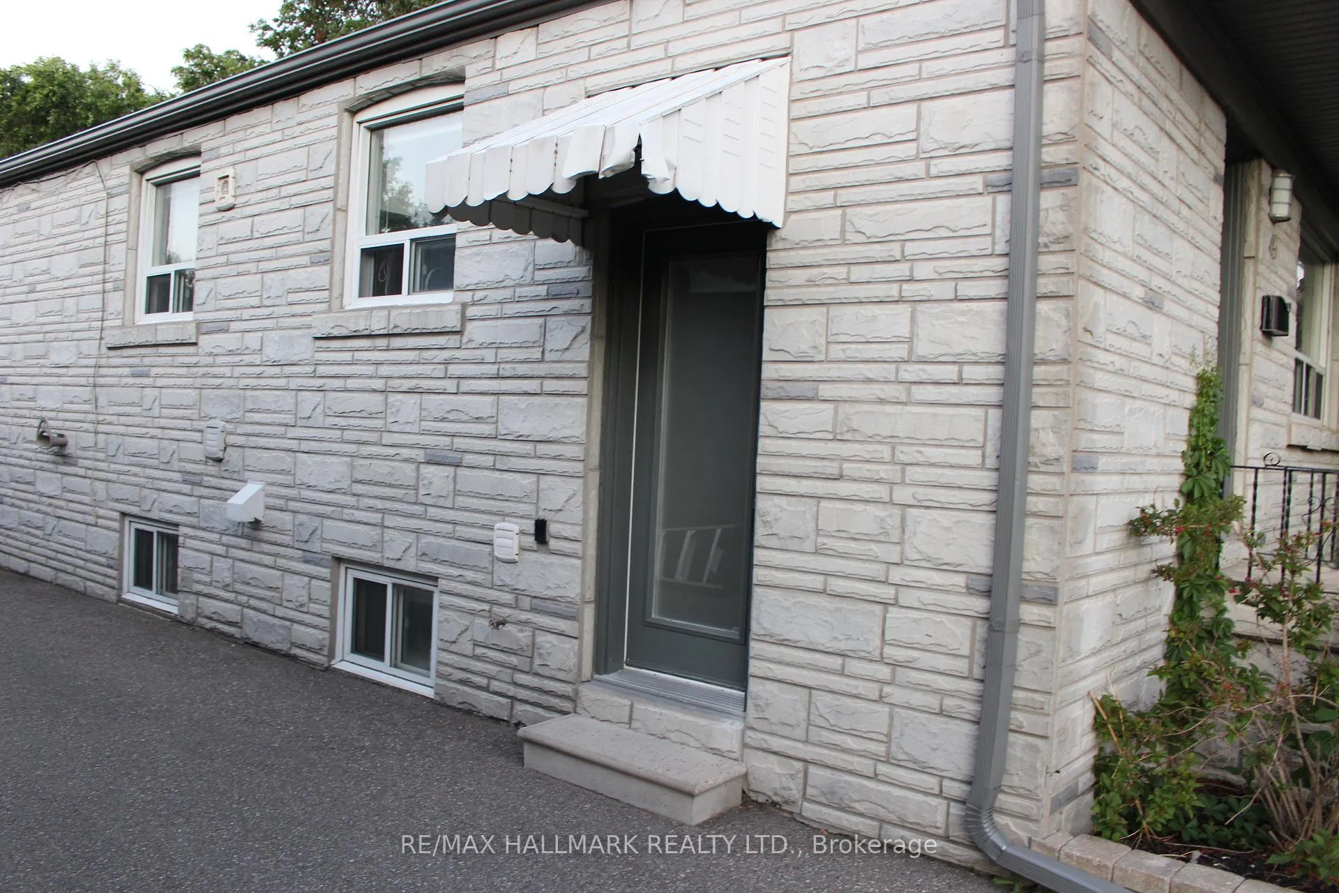 Photo 3 of Unit Lower, 41 Treeview Drive, Etobicoke, Alderwood — HOMEH