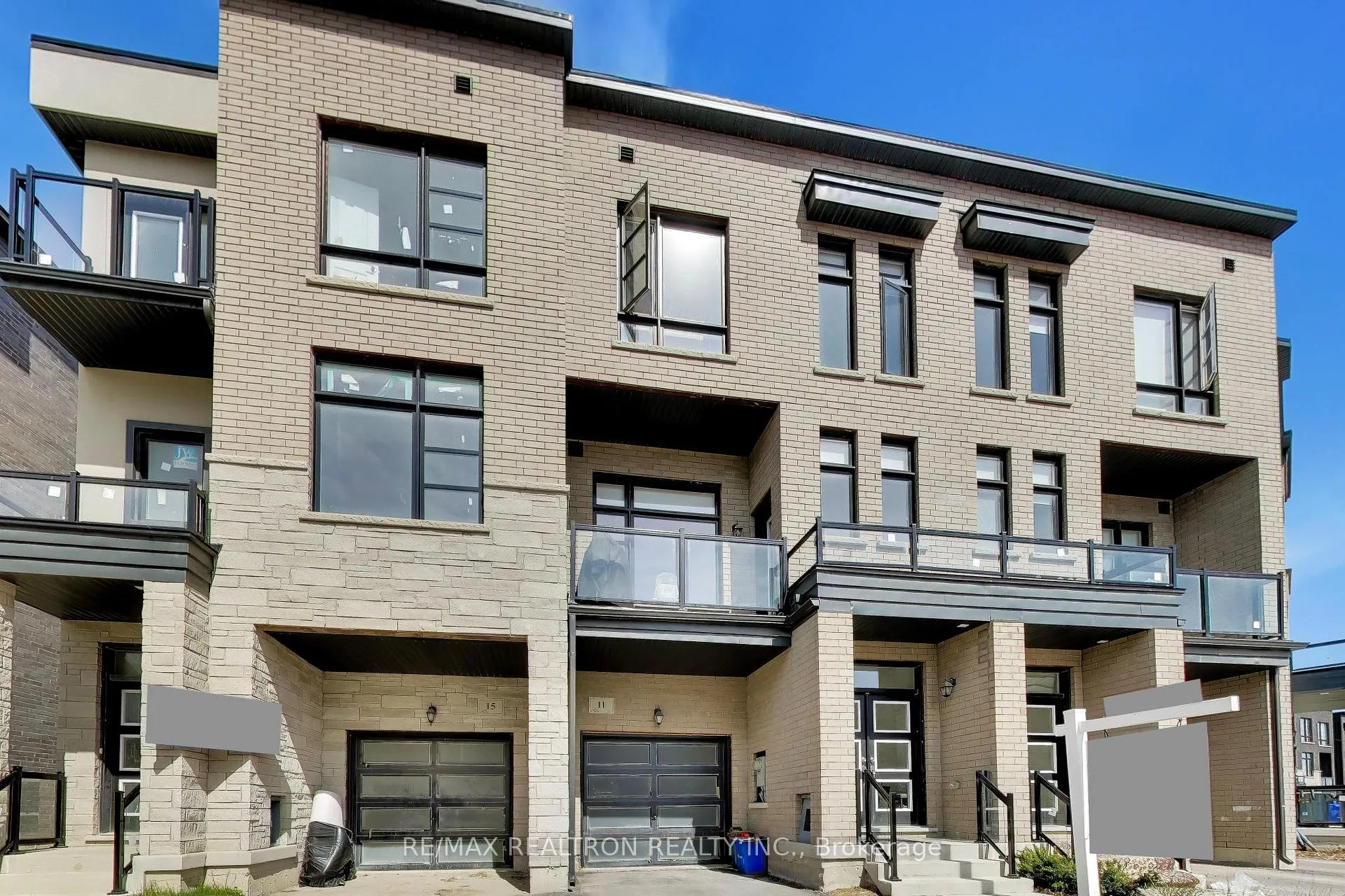 Photo 3 of 11 Inverary Crescent, Vaughan, Elder Mills — HOMEH