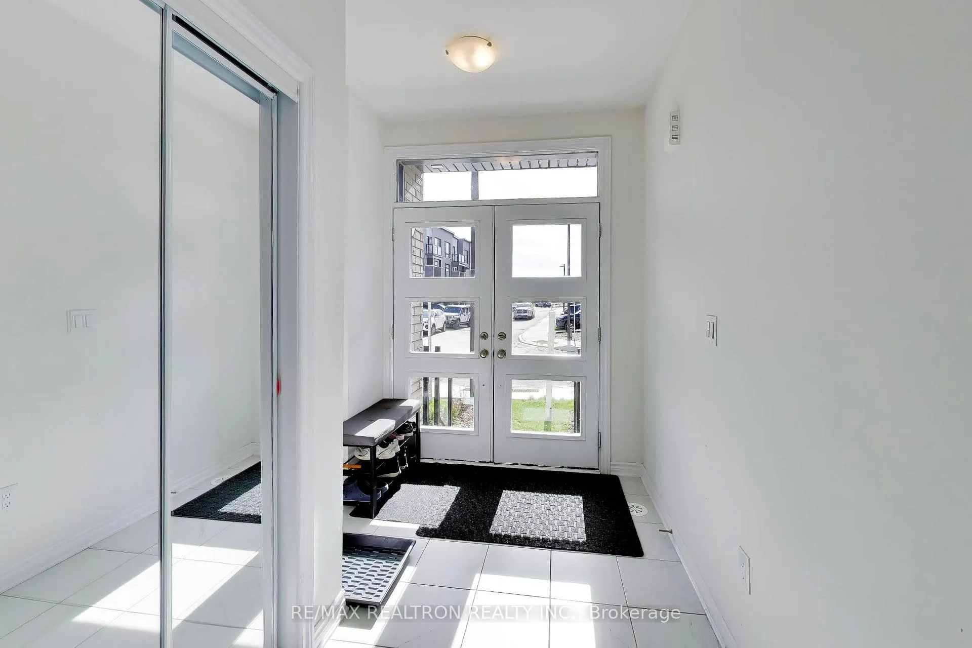Photo 5 of 11 Inverary Crescent, Vaughan, Elder Mills — HOMEH