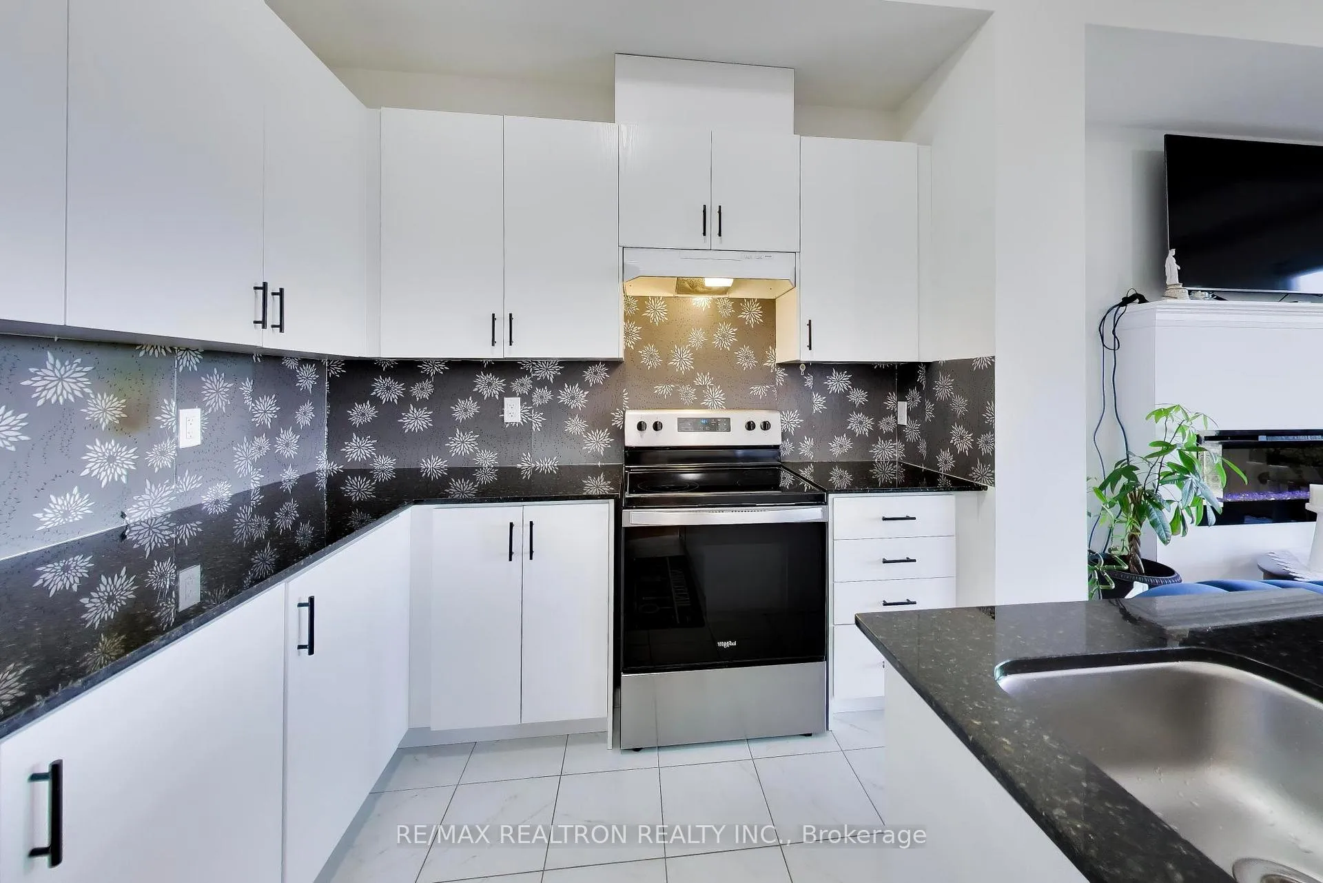 Photo 18 of 11 Inverary Crescent, Vaughan, Elder Mills — HOMEH