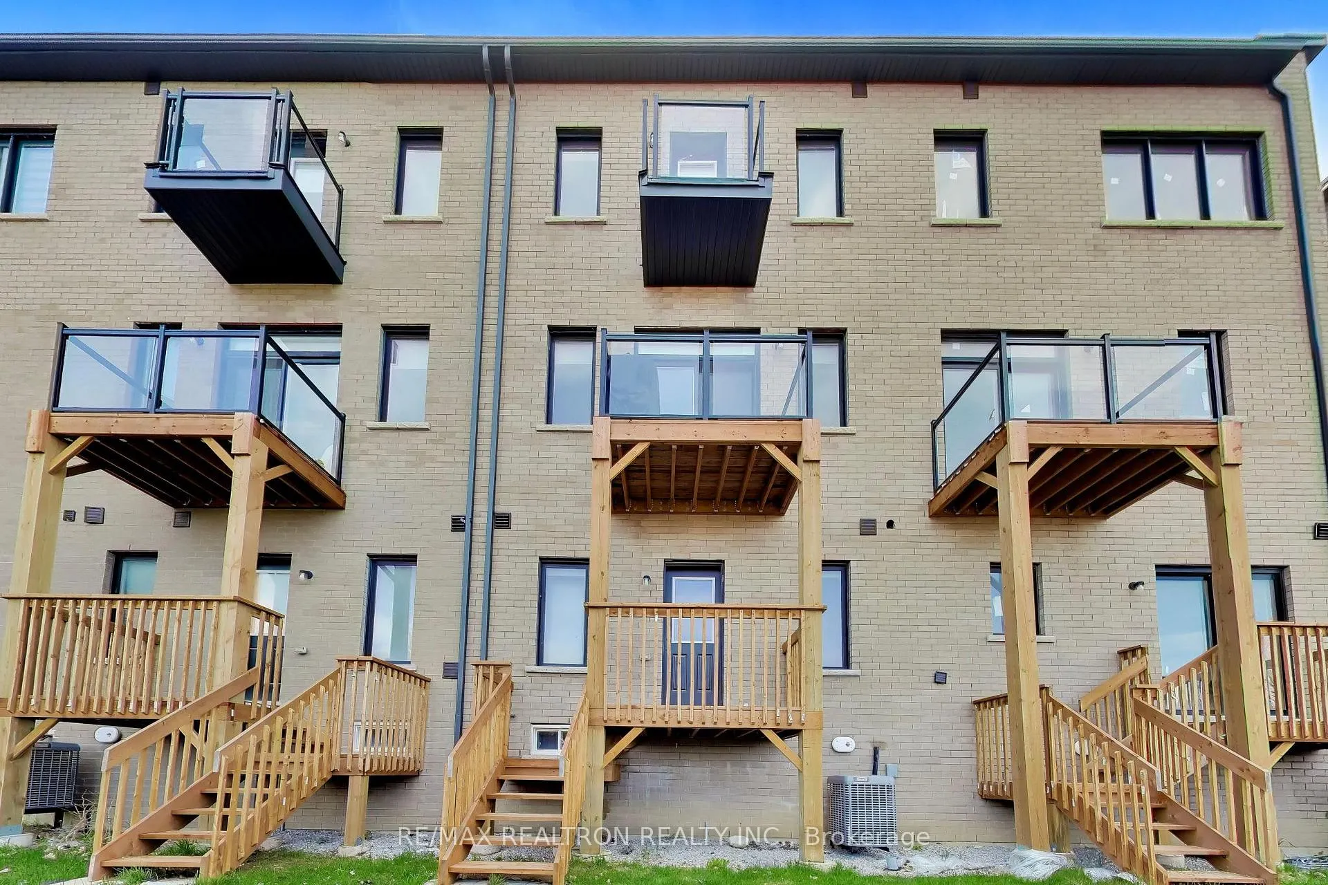 Photo 35 of 11 Inverary Crescent, Vaughan, Elder Mills — HOMEH