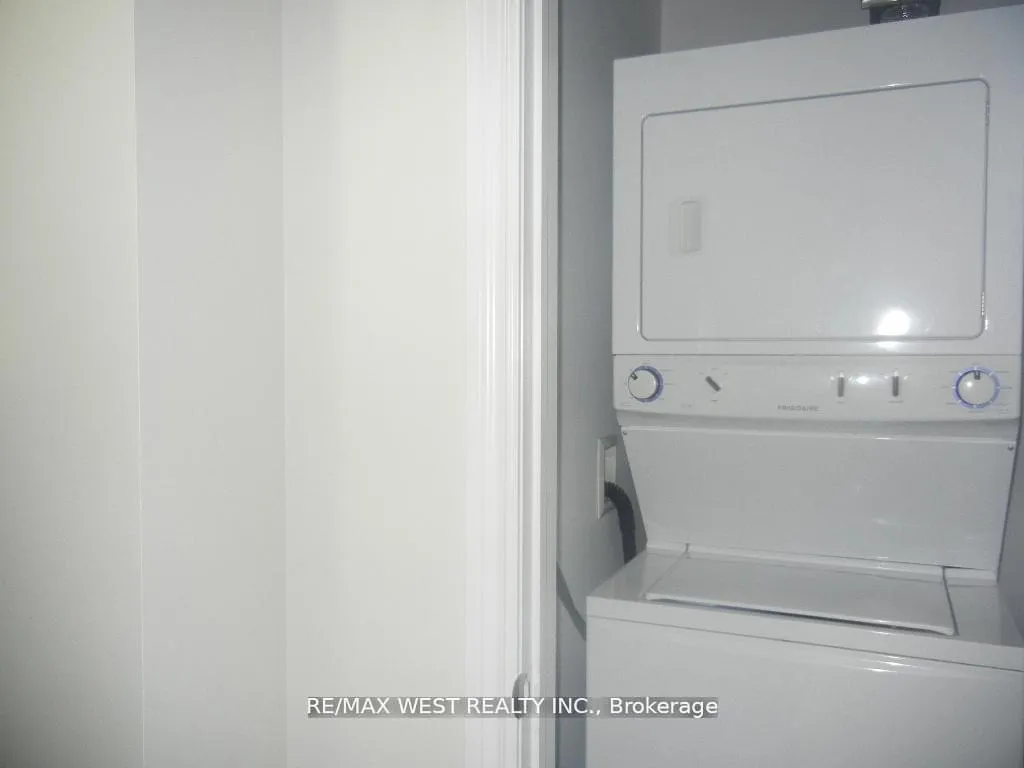 Photo 14 of Unit 406, 427 Aberdeen Avenue, Hamilton, Kirkendall — HOMEH