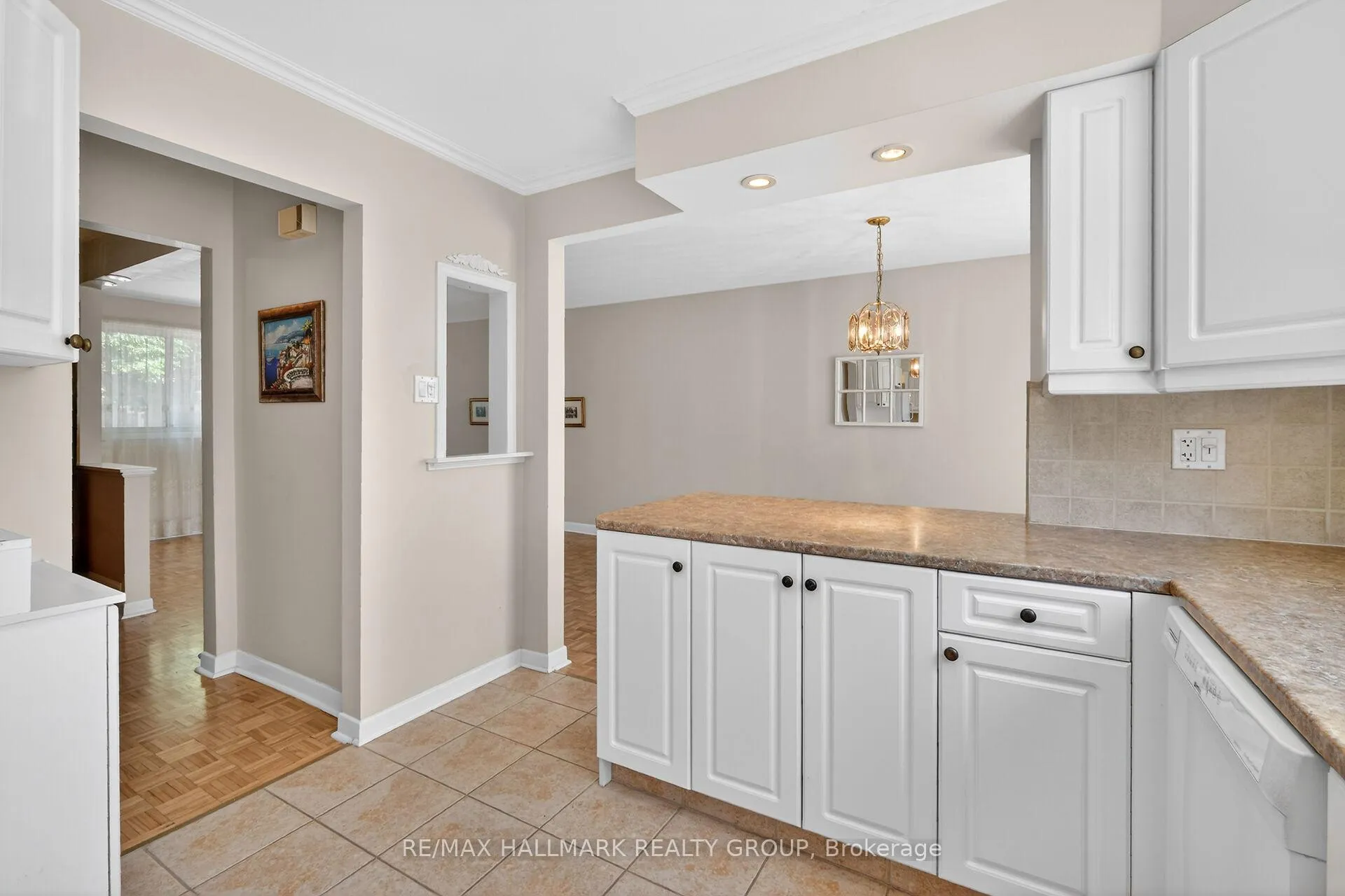 Photo 13 of 676 Morin Street, Ottawa, Castle Heights — HOMEH