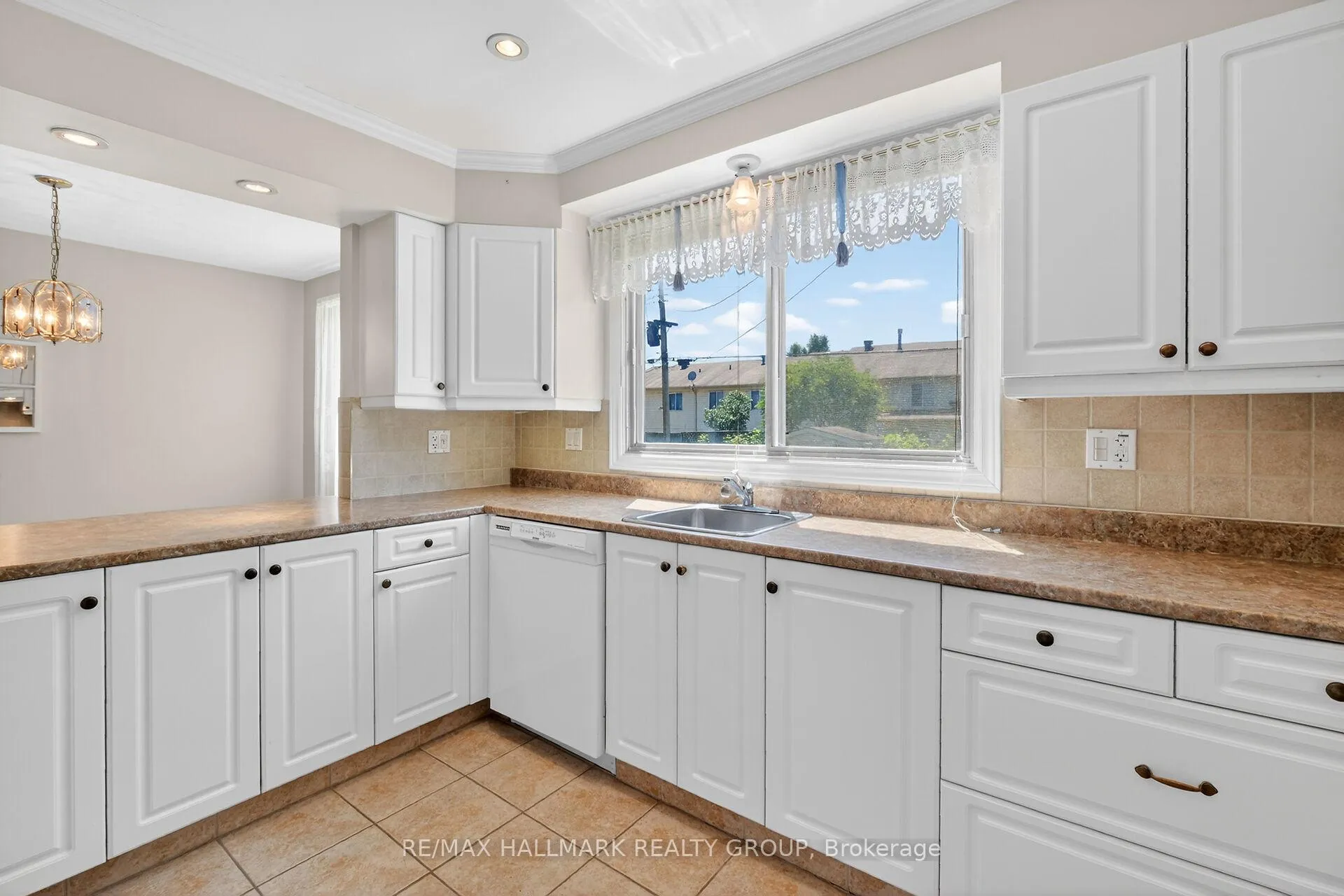 Photo 14 of 676 Morin Street, Ottawa, Castle Heights — HOMEH