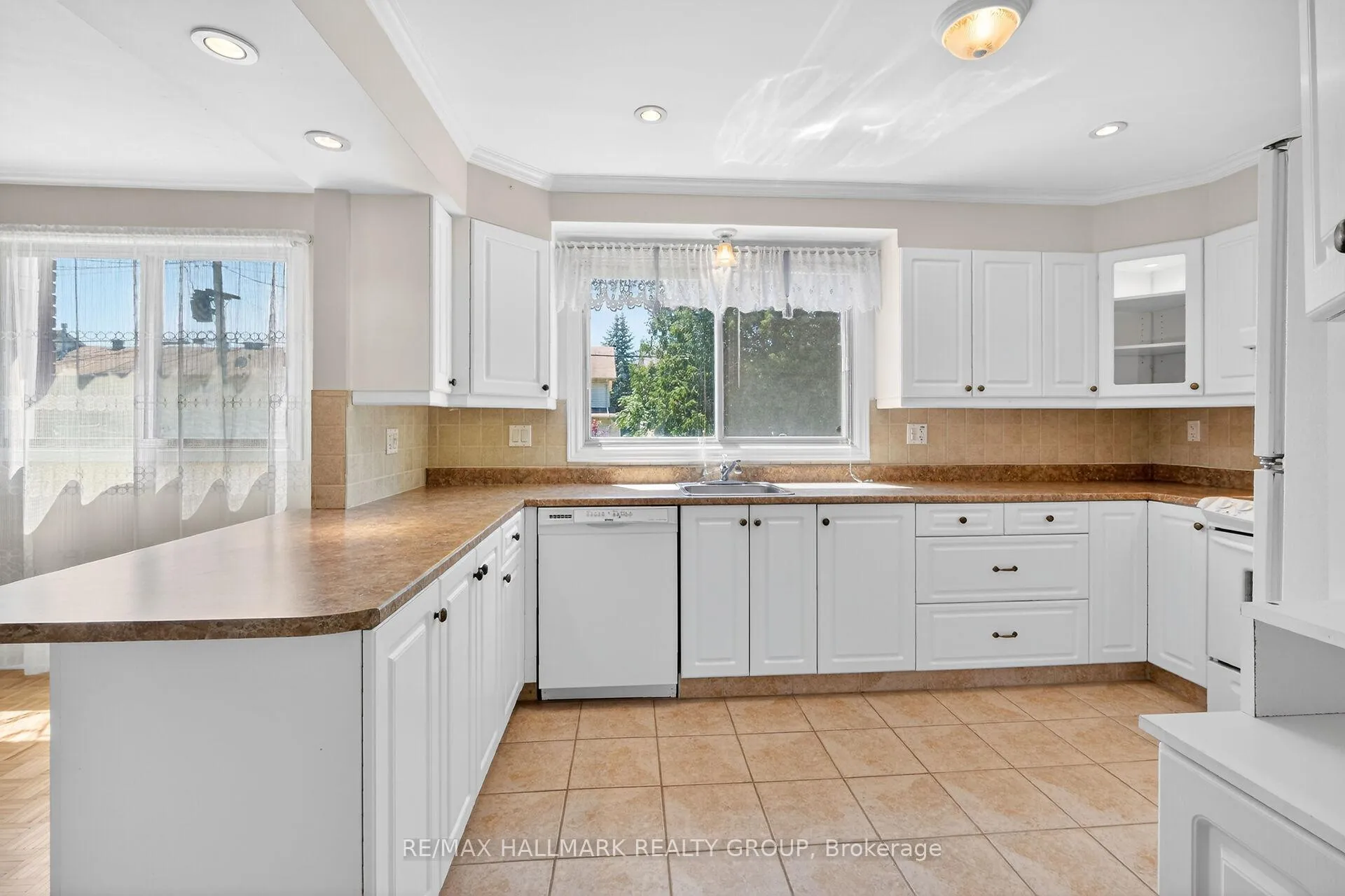 Photo 15 of 676 Morin Street, Ottawa, Castle Heights — HOMEH