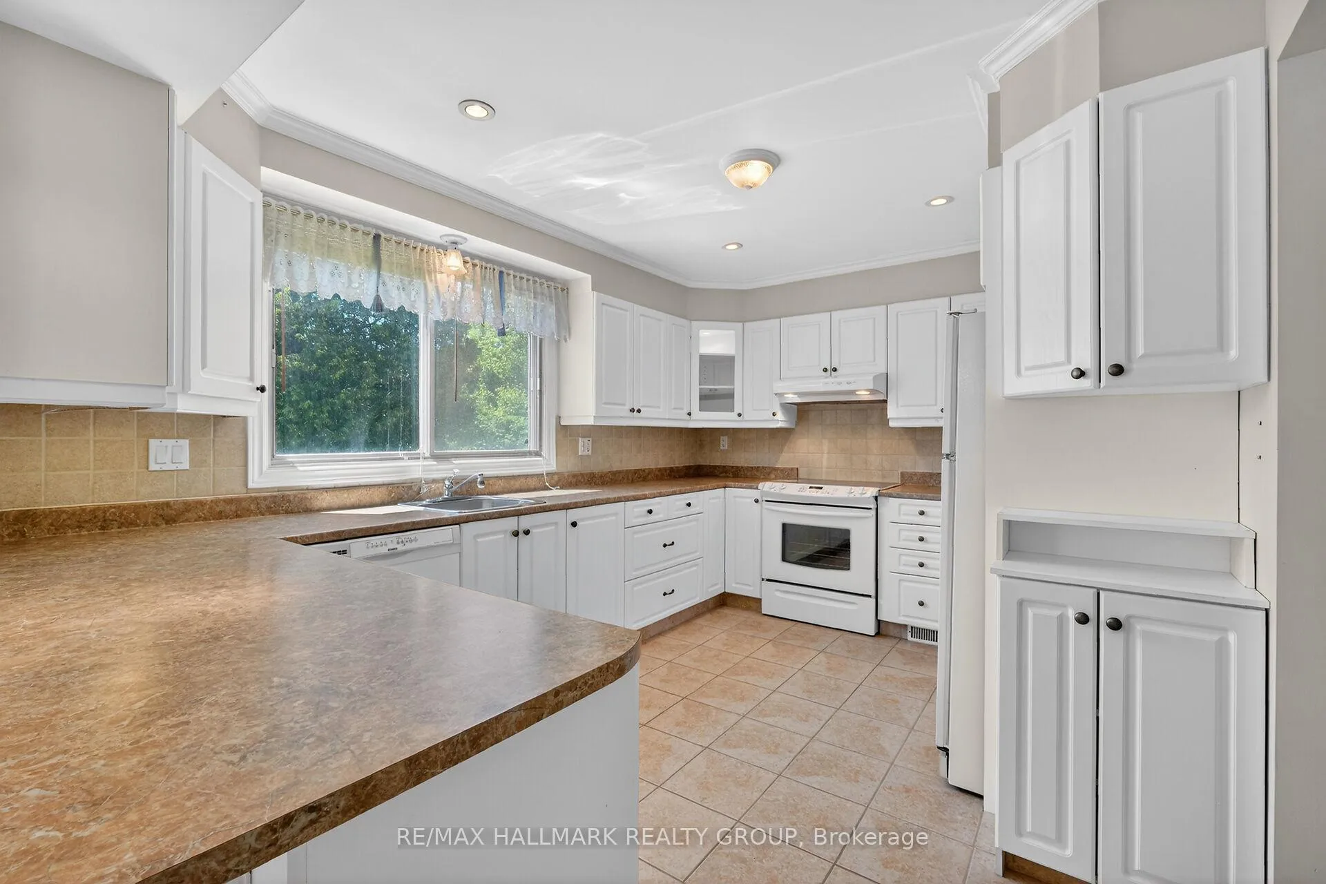 Photo 16 of 676 Morin Street, Ottawa, Castle Heights — HOMEH
