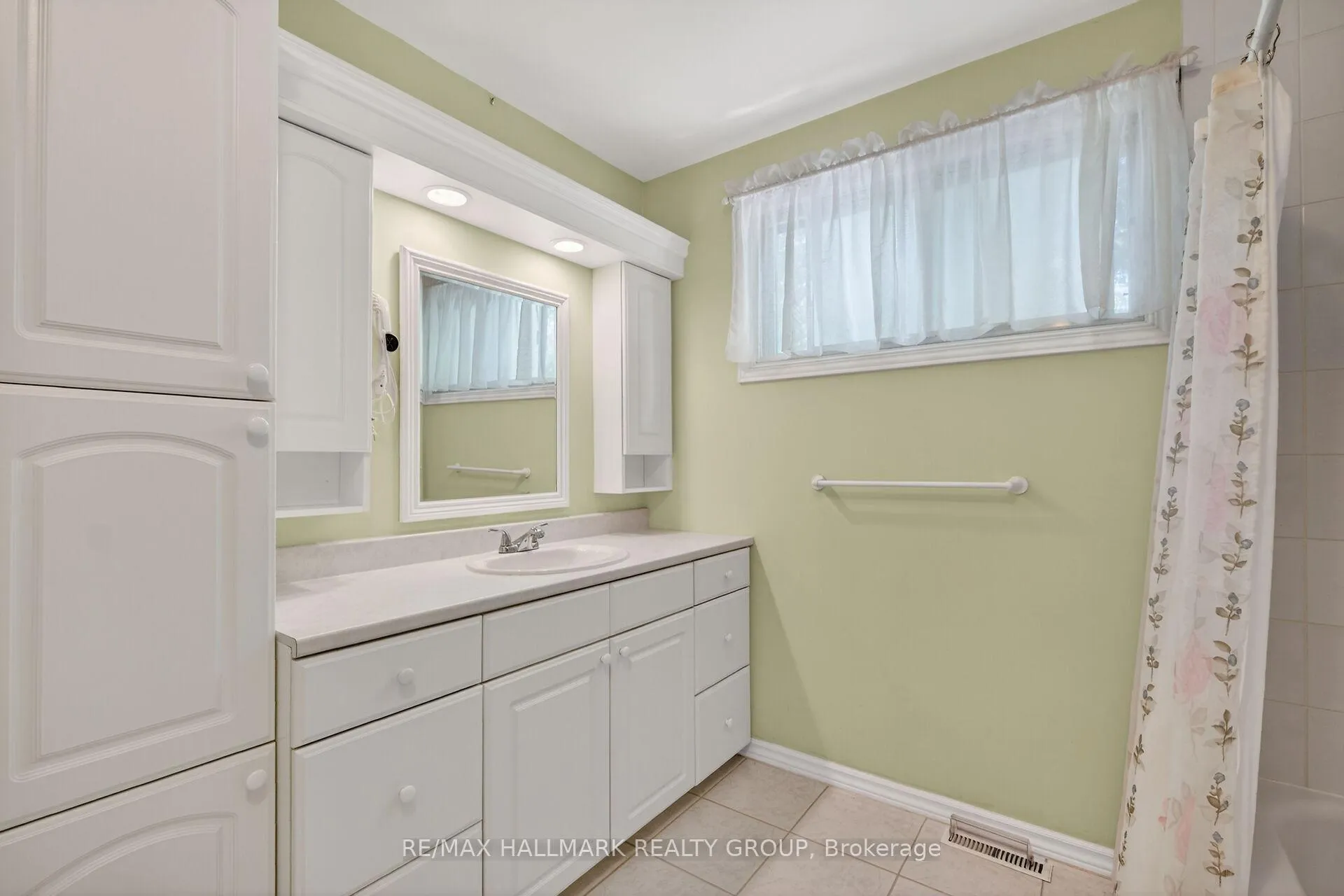 Photo 22 of 676 Morin Street, Ottawa, Castle Heights — HOMEH