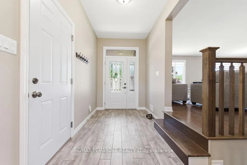 Photo 3 of 74 Oak Avenue, Petawawa — HOMEH