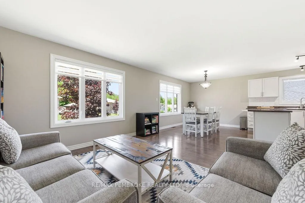 Photo 4 of 74 Oak Avenue, Petawawa — HOMEH