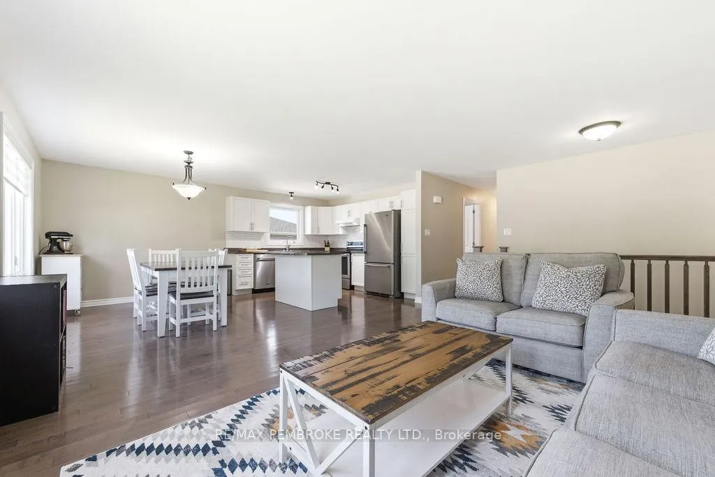 Photo 5 of 74 Oak Avenue, Petawawa — HOMEH