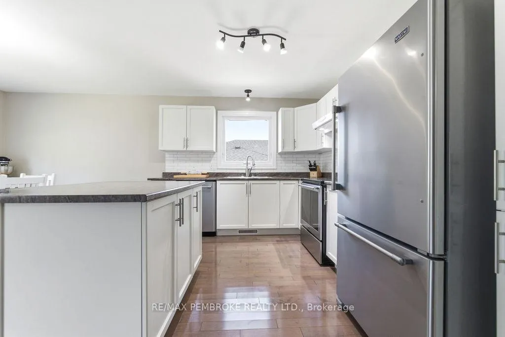Photo 7 of 74 Oak Avenue, Petawawa — HOMEH