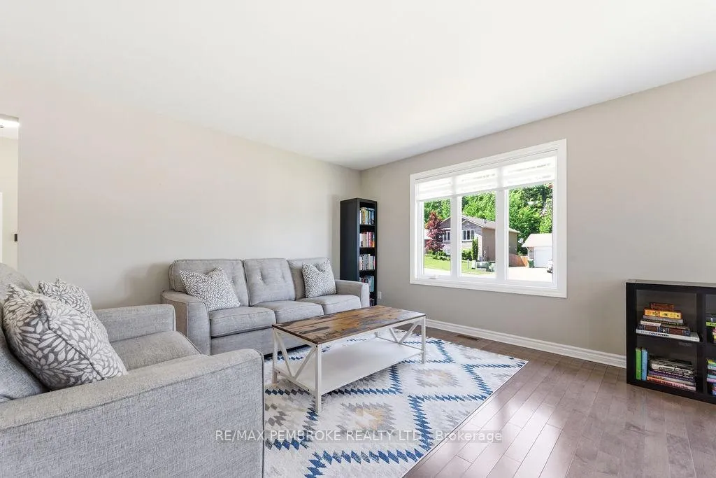 Photo 12 of 74 Oak Avenue, Petawawa — HOMEH