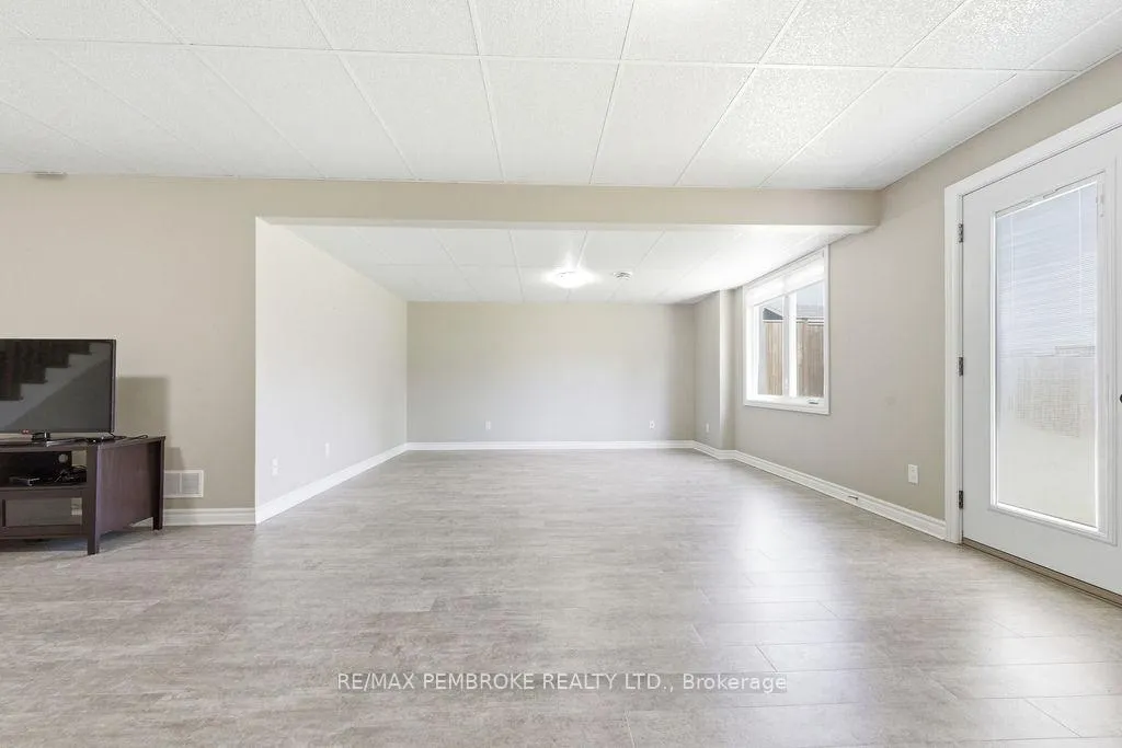 Photo 27 of 74 Oak Avenue, Petawawa — HOMEH