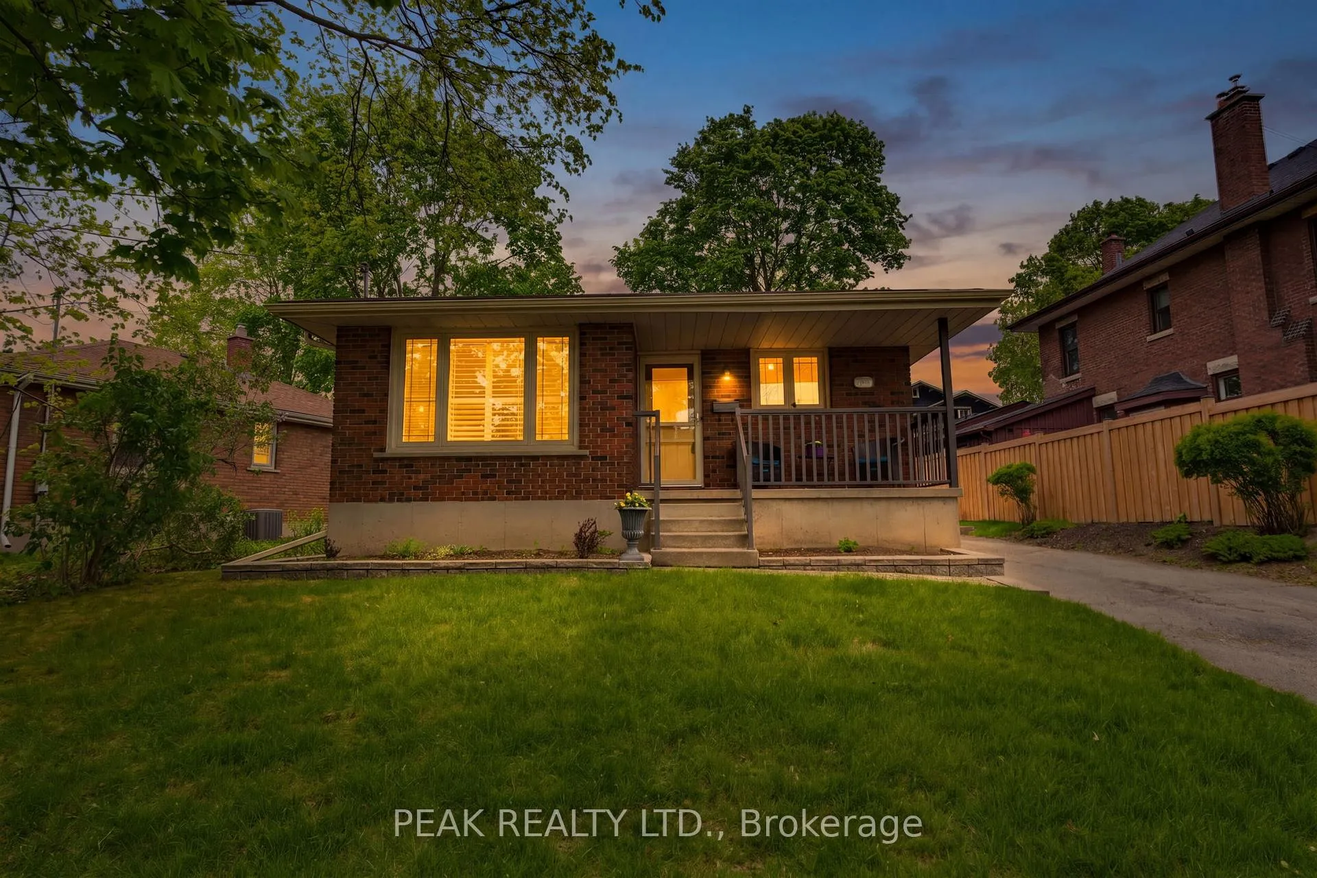 Photo 2 of 28 Ridgewood Drive, Brantford — HOMEH