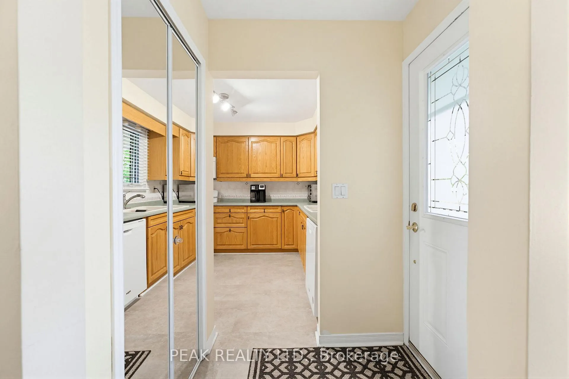 Photo 4 of 28 Ridgewood Drive, Brantford — HOMEH