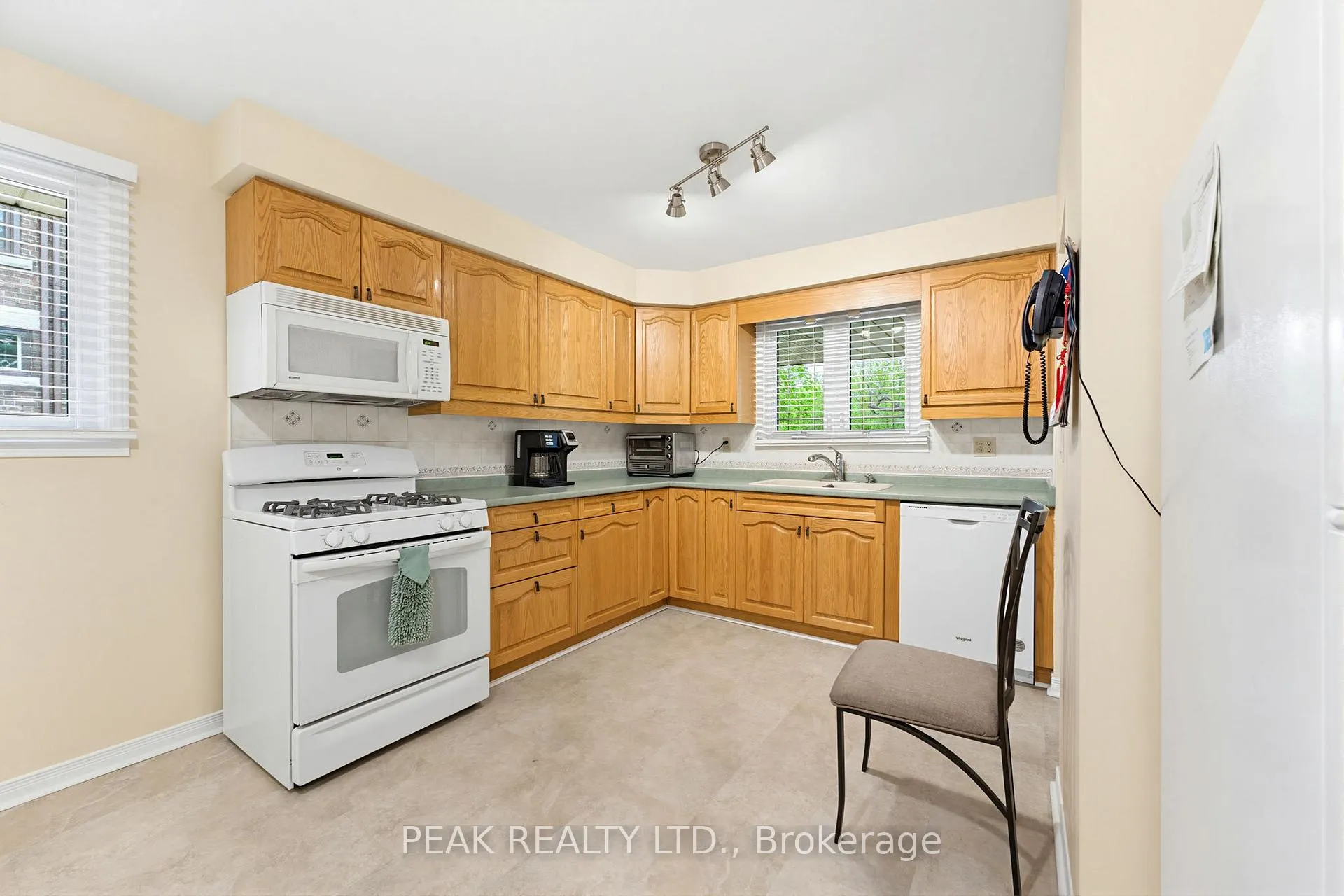 Photo 8 of 28 Ridgewood Drive, Brantford — HOMEH