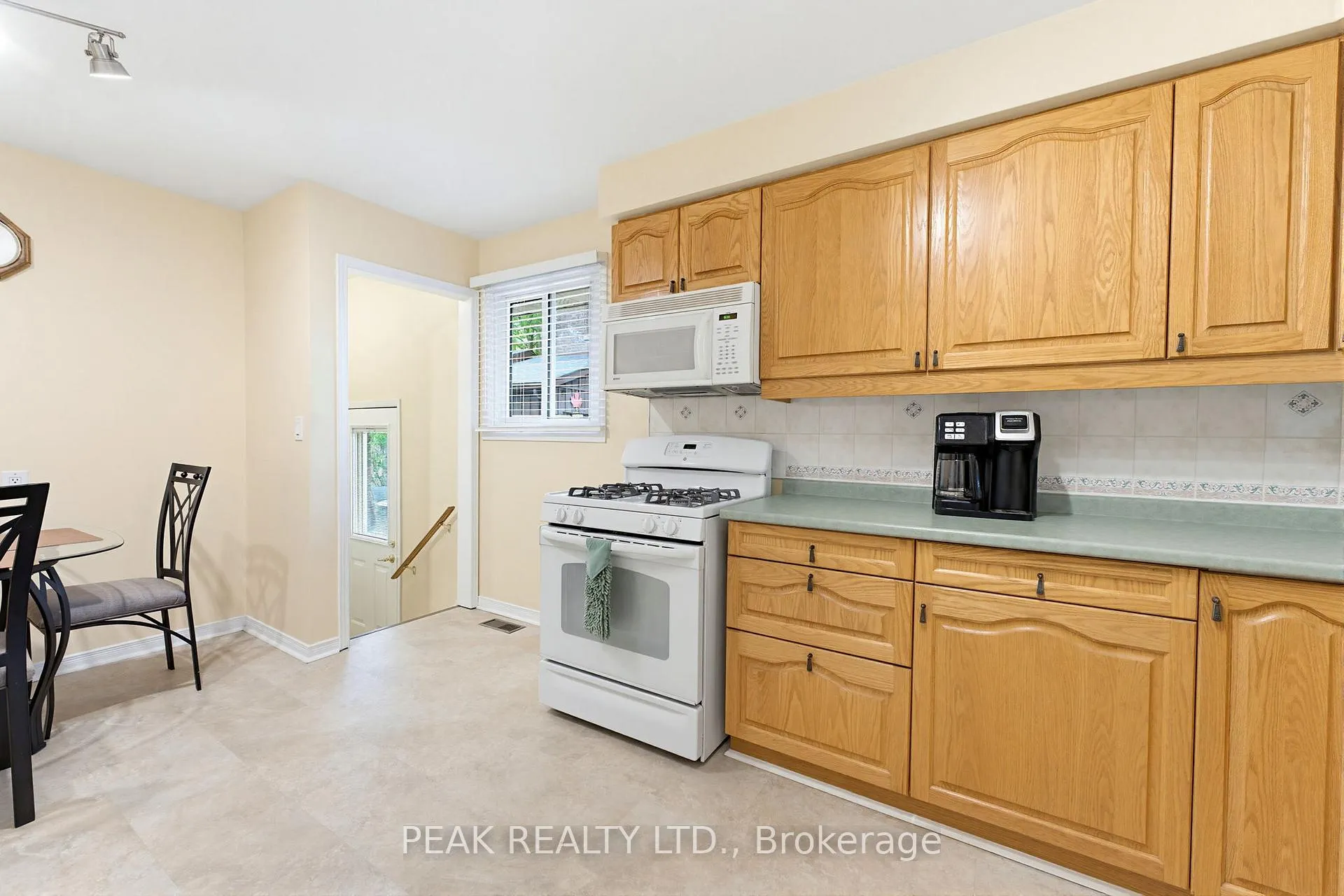 Photo 10 of 28 Ridgewood Drive, Brantford — HOMEH