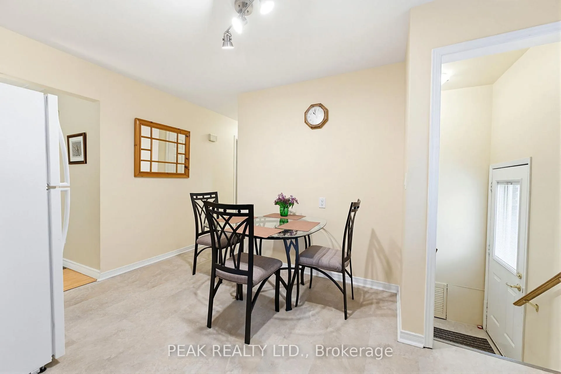 Photo 13 of 28 Ridgewood Drive, Brantford — HOMEH