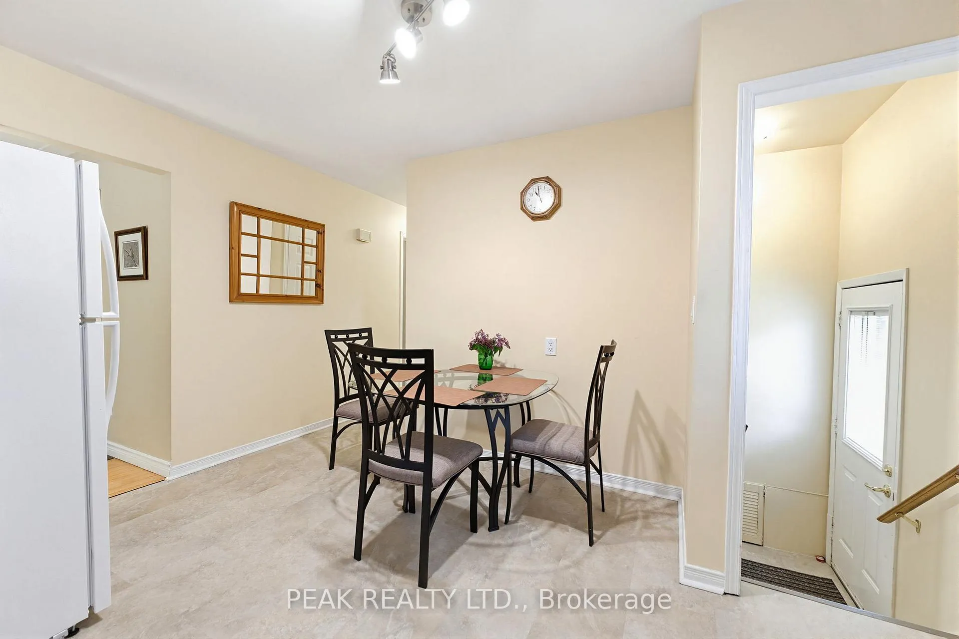 Photo 14 of 28 Ridgewood Drive, Brantford — HOMEH