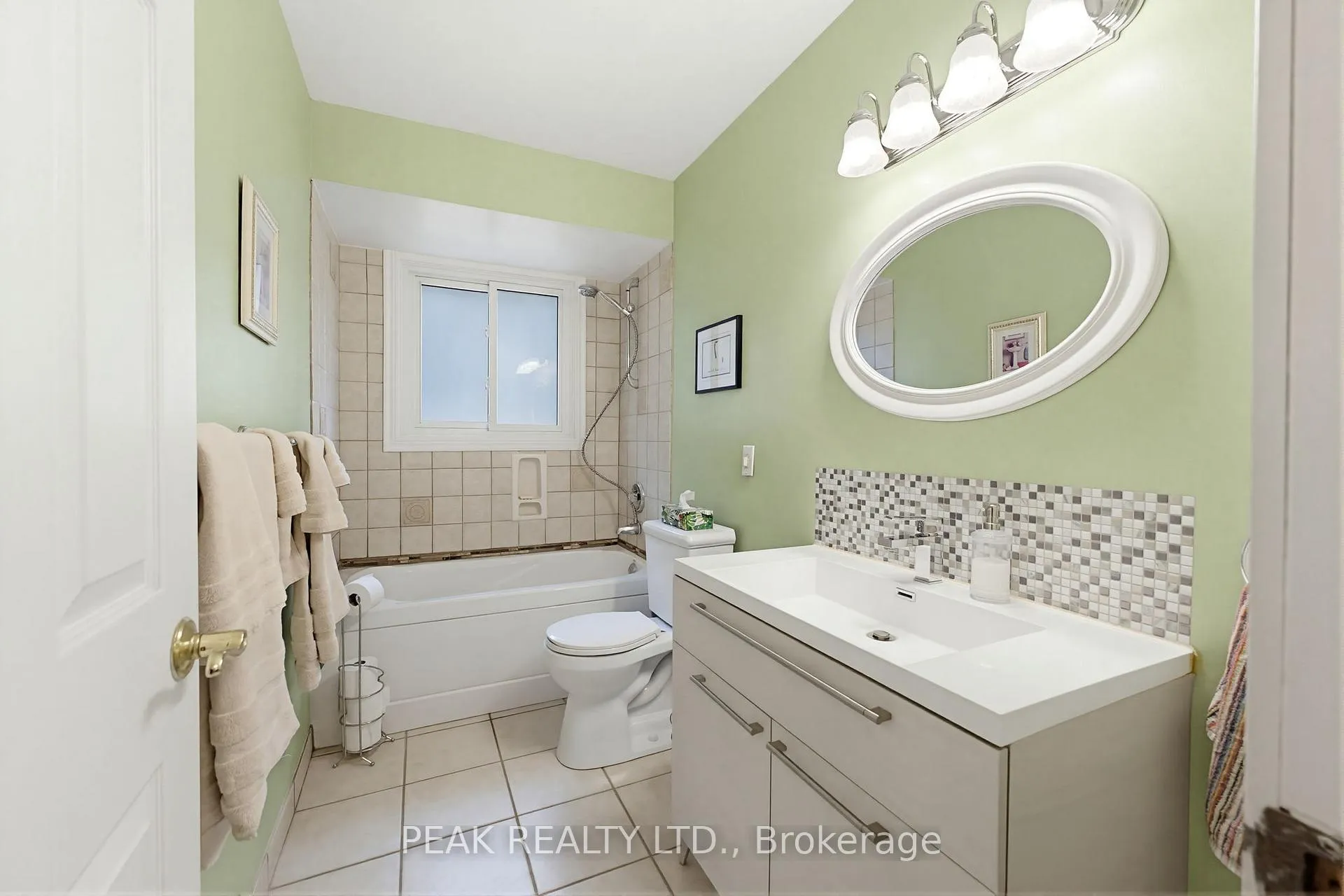 Photo 18 of 28 Ridgewood Drive, Brantford — HOMEH