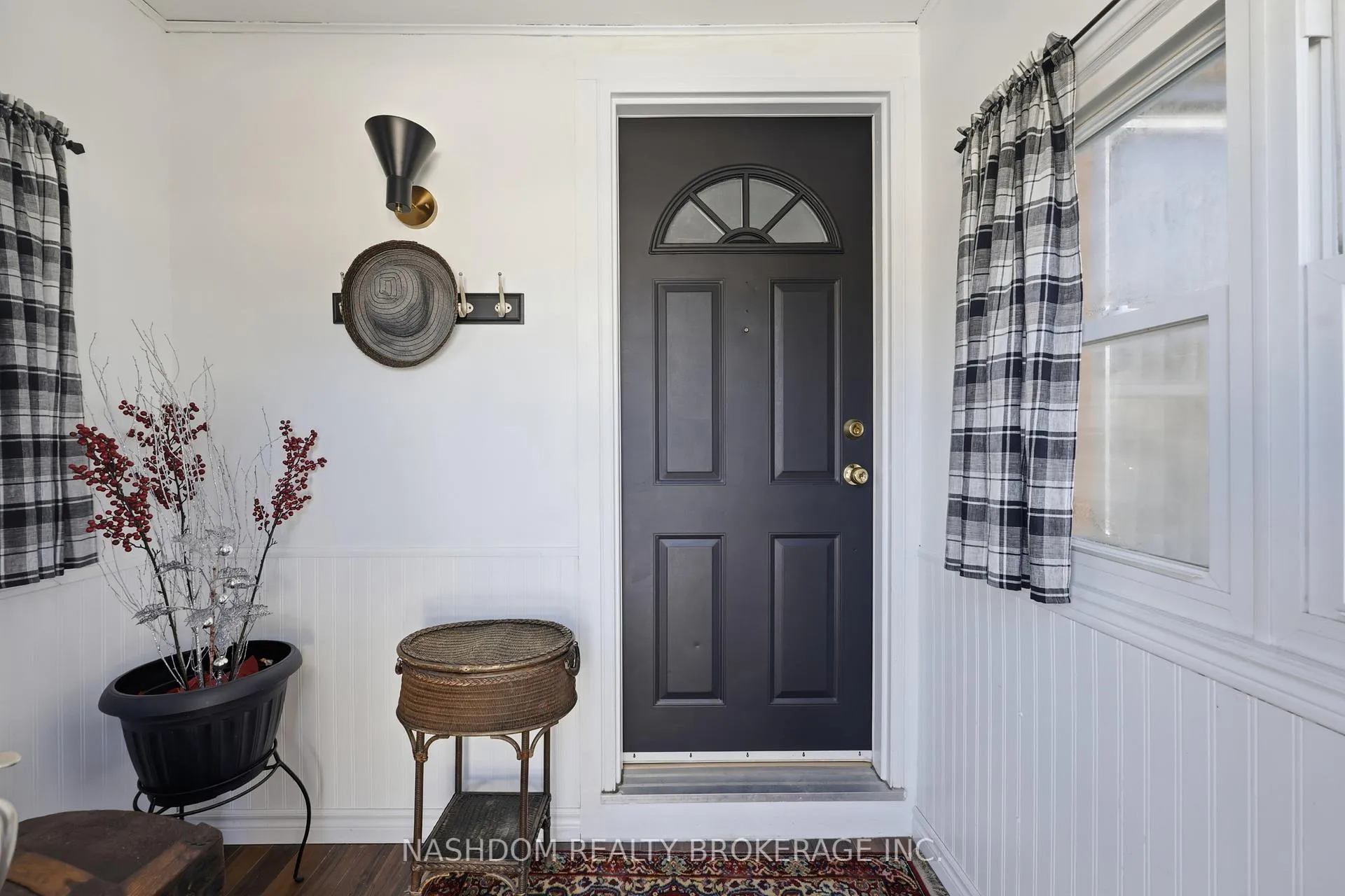 Photo 2 of 31 Hunter Street, Hamilton, Dundas — HOMEH