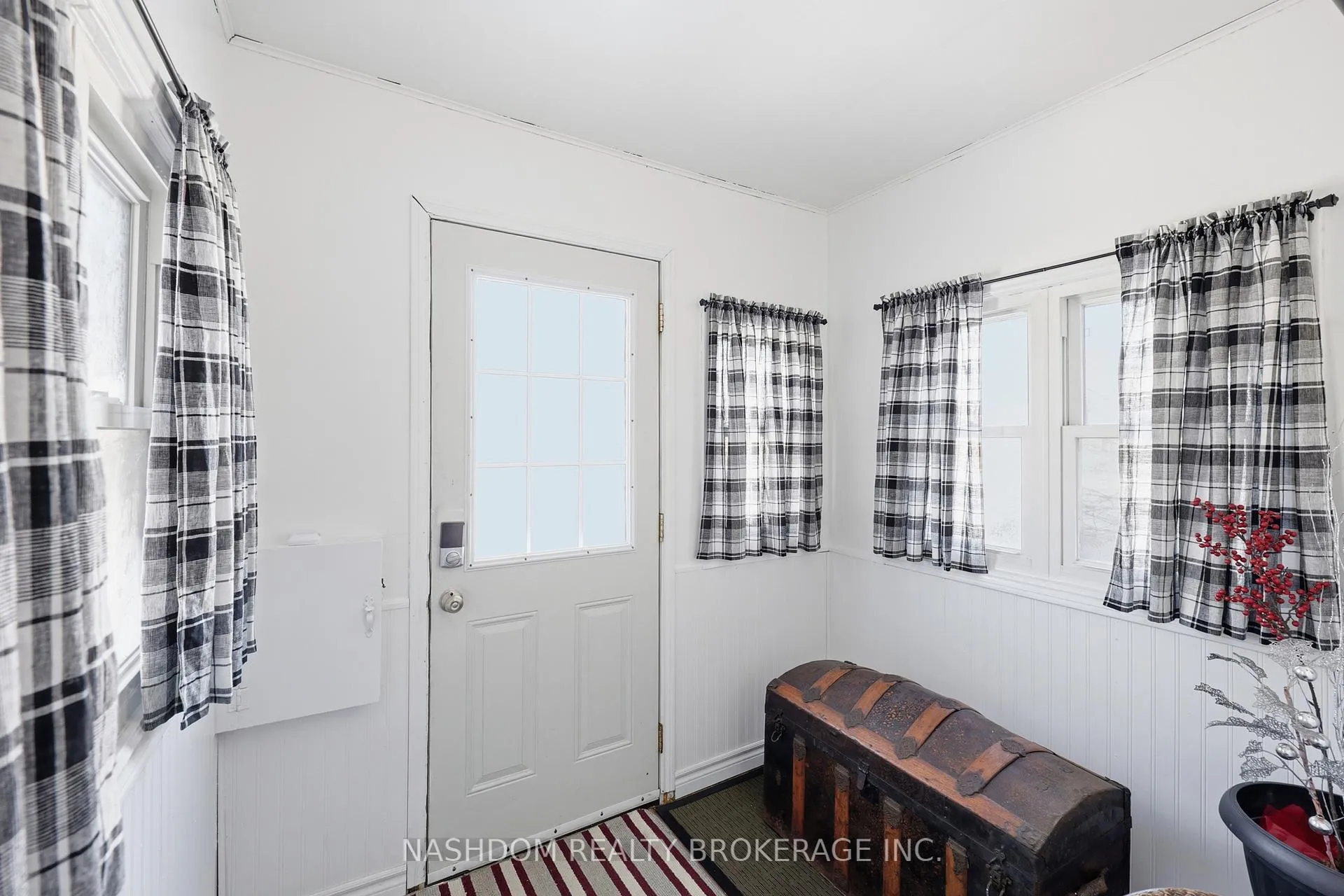 Photo 3 of 31 Hunter Street, Hamilton, Dundas — HOMEH