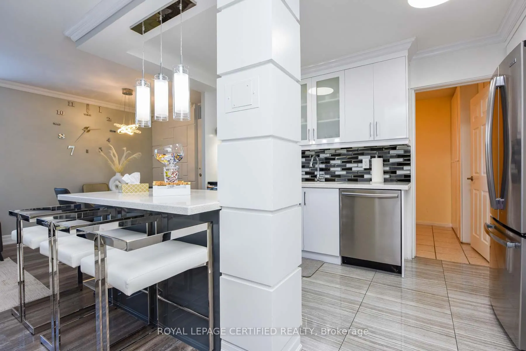 Photo 3 of Unit 204, 3170 Kirwin Avenue E, Mississauga, Cooksville — HOMEH