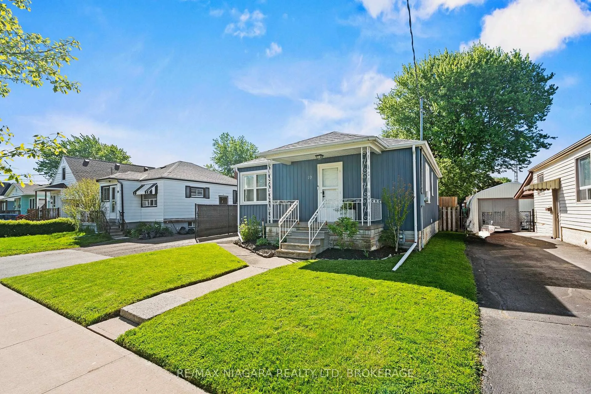 Photo 2 of 19 Bridge Street, St. Catharines, Grapeview — HOMEH