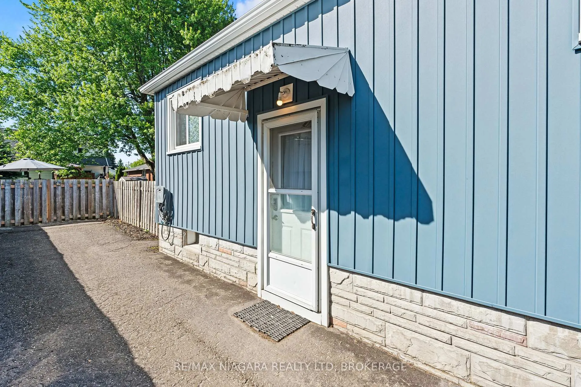 Photo 3 of 19 Bridge Street, St. Catharines, Grapeview — HOMEH