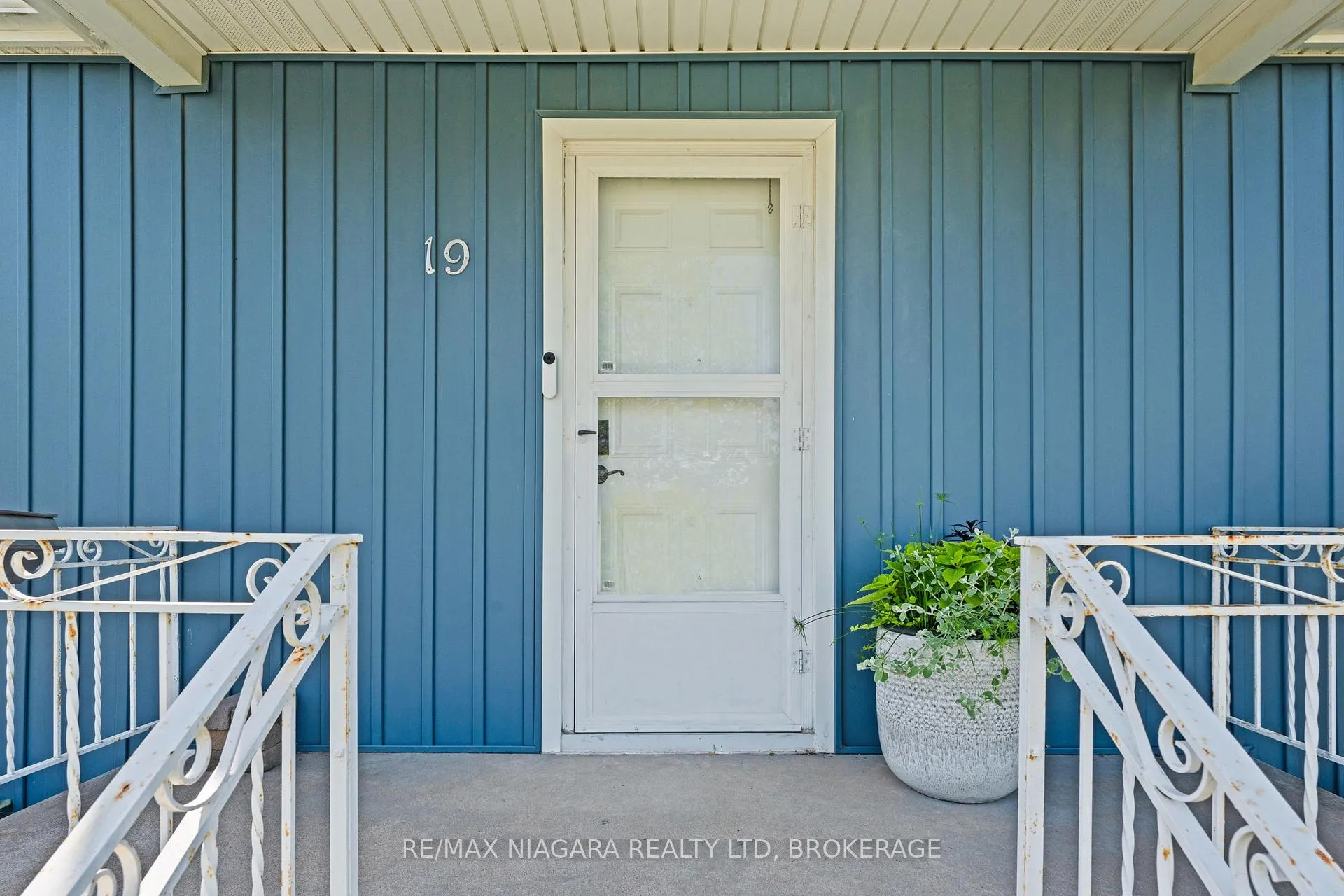 Photo 4 of 19 Bridge Street, St. Catharines, Grapeview — HOMEH