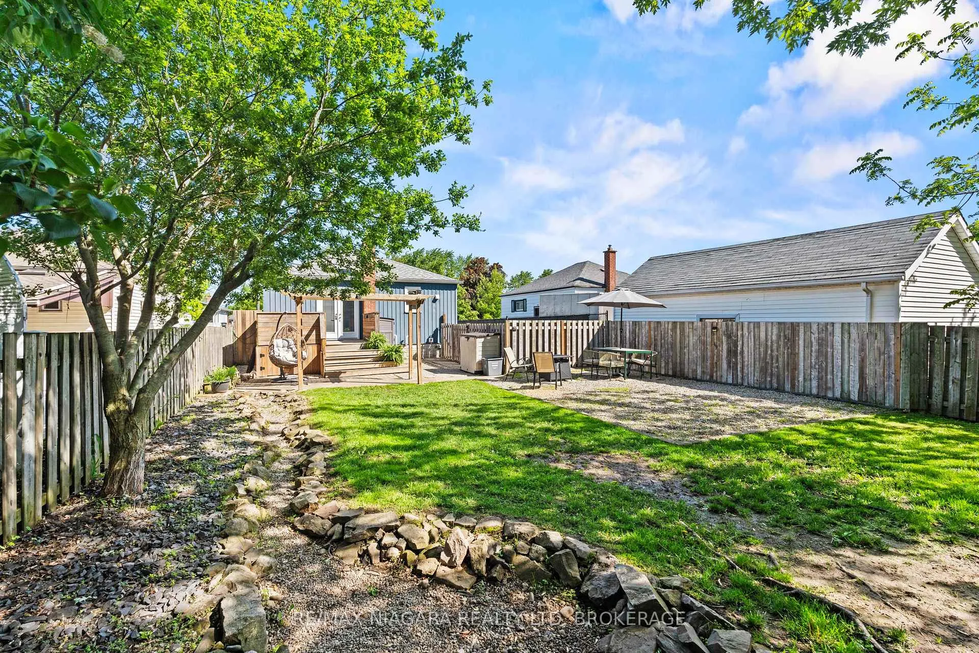 Photo 9 of 19 Bridge Street, St. Catharines, Grapeview — HOMEH