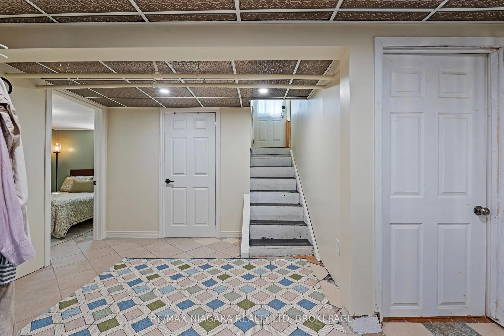 Photo 25 of 19 Bridge Street, St. Catharines, Grapeview — HOMEH