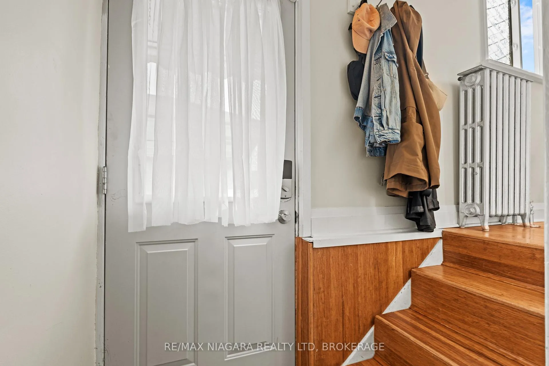 Photo 31 of 19 Bridge Street, St. Catharines, Grapeview — HOMEH
