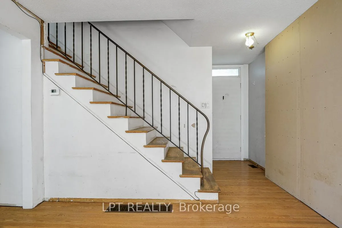 Photo 4 of 33 Estelle Crescent, Ottawa, Sheahan Estates/Trend Village — HOMEH