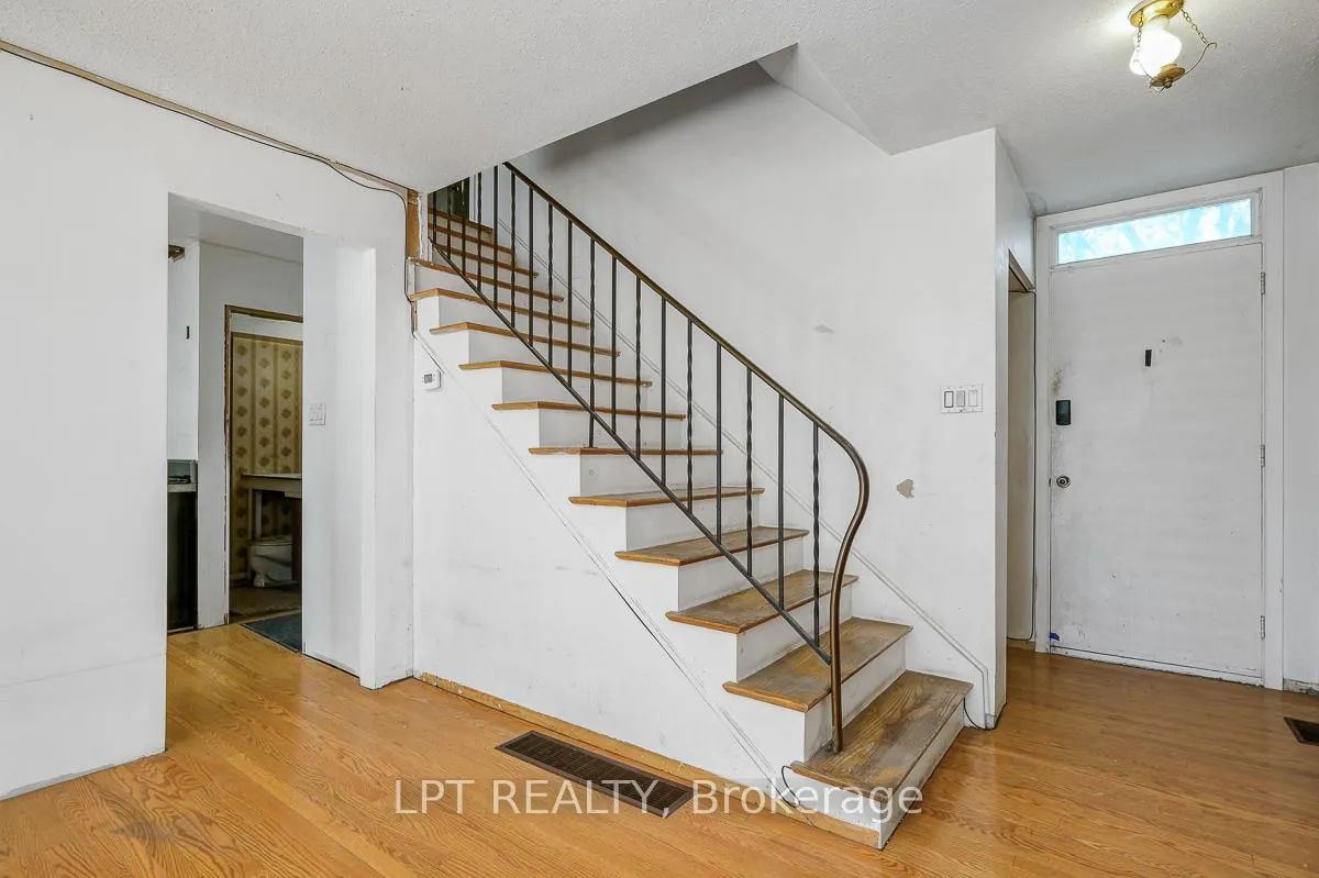 Photo 5 of 33 Estelle Crescent, Ottawa, Sheahan Estates/Trend Village — HOMEH