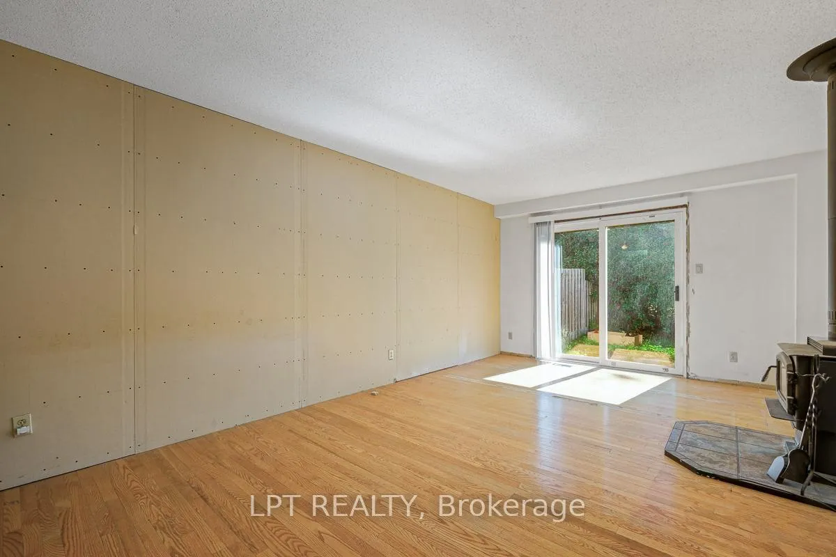 Photo 7 of 33 Estelle Crescent, Ottawa, Sheahan Estates/Trend Village — HOMEH