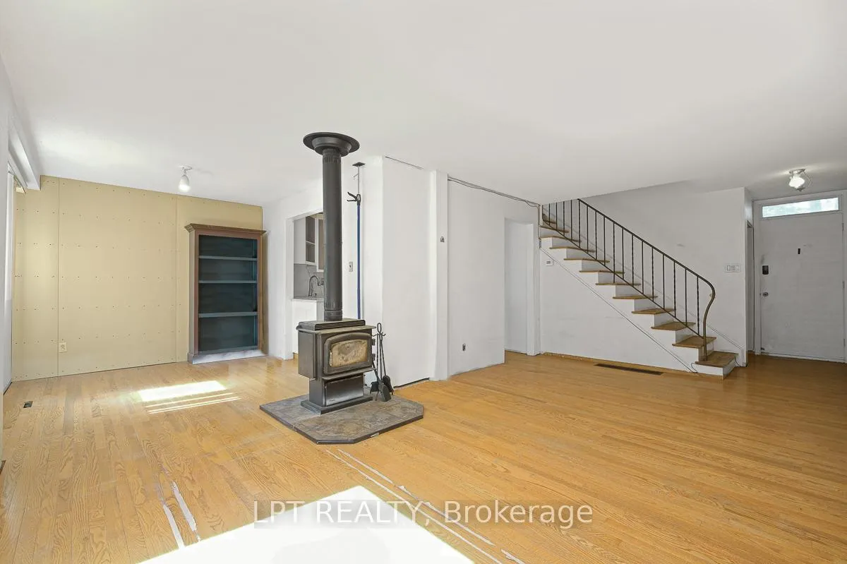 Photo 8 of 33 Estelle Crescent, Ottawa, Sheahan Estates/Trend Village — HOMEH