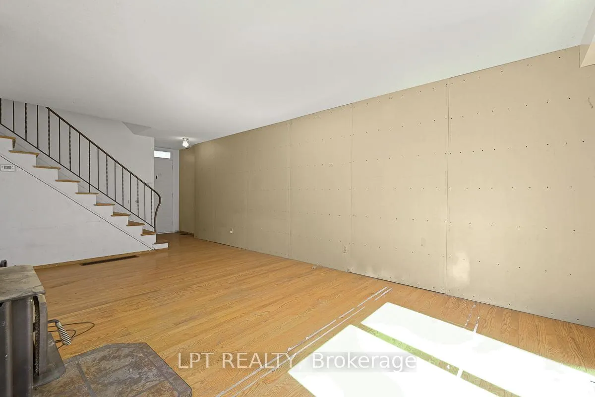 Photo 9 of 33 Estelle Crescent, Ottawa, Sheahan Estates/Trend Village — HOMEH