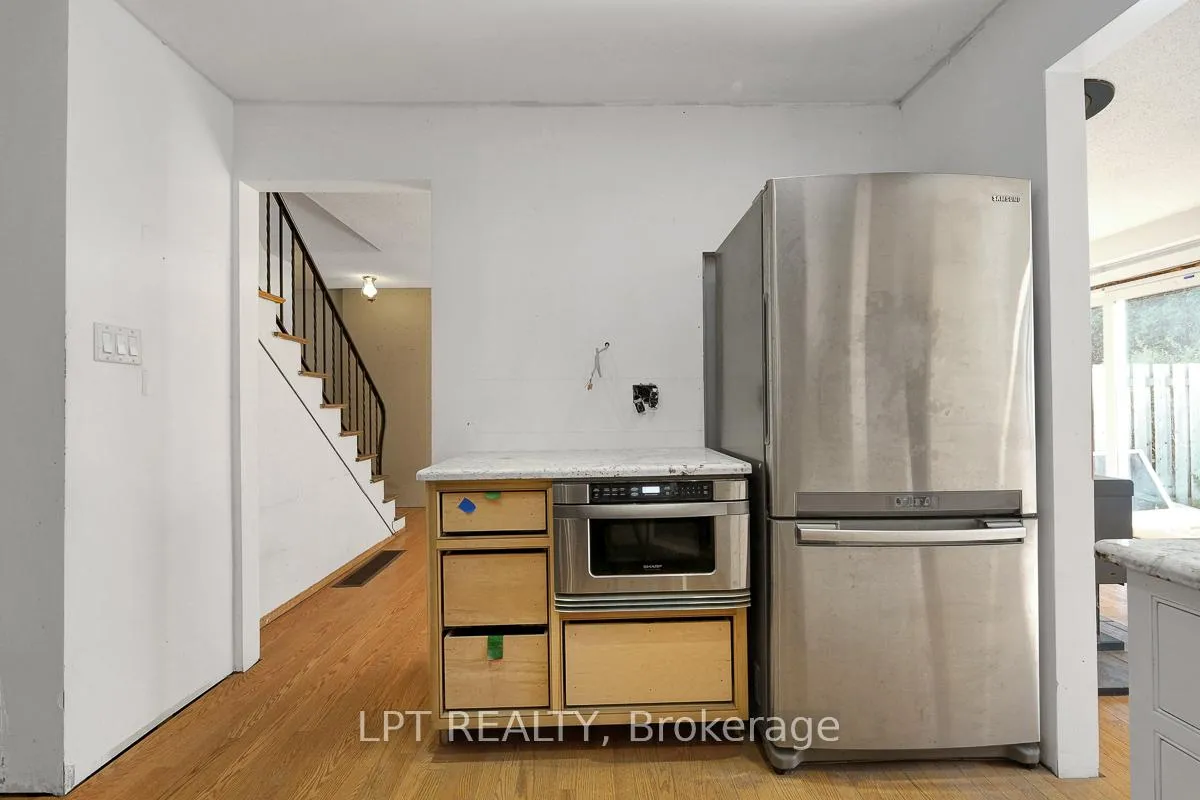 Photo 17 of 33 Estelle Crescent, Ottawa, Sheahan Estates/Trend Village — HOMEH