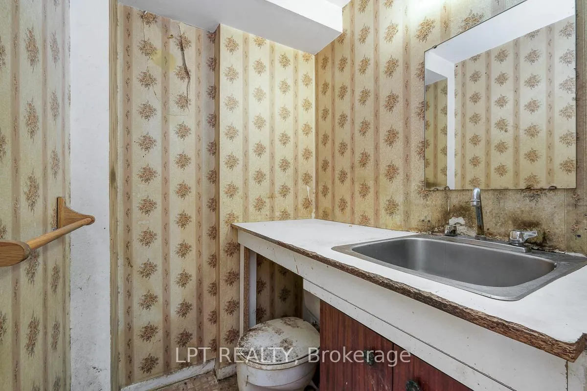 Photo 18 of 33 Estelle Crescent, Ottawa, Sheahan Estates/Trend Village — HOMEH