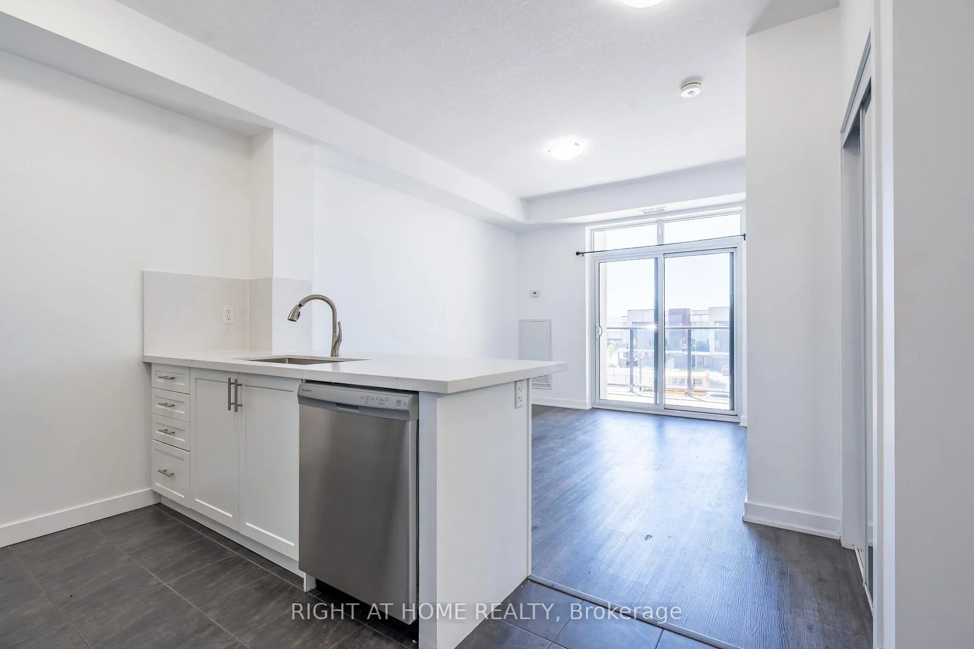Photo 8 of Unit 337, 125 shoreview Place, Hamilton, Lakeshore — HOMEH