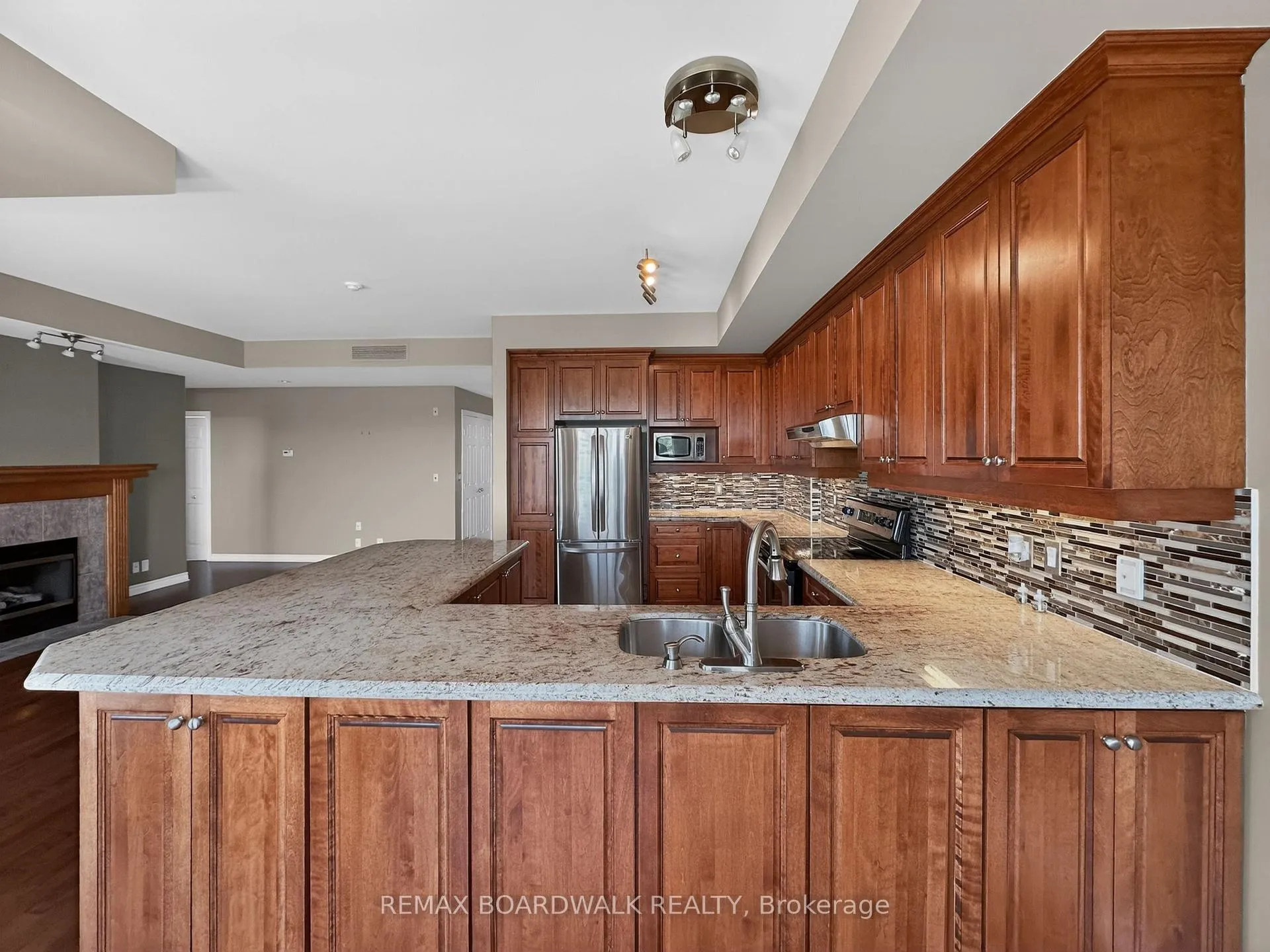 Photo 10 of Unit 804, 136 Darlington Private, Ottawa, Hunt Club/Western Community — HOMEH