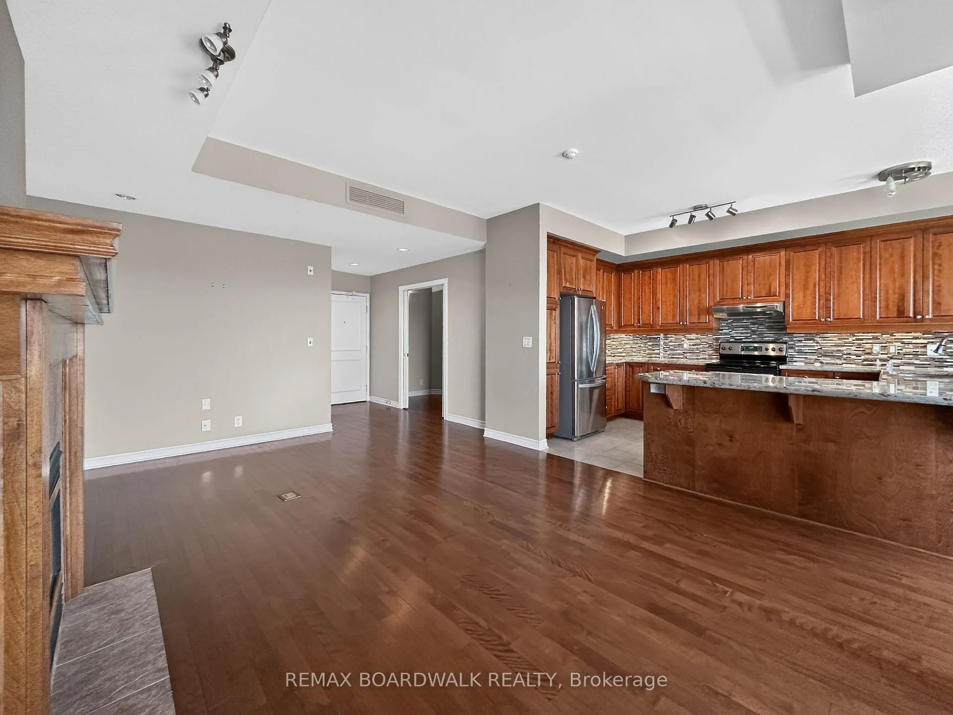 Photo 11 of Unit 804, 136 Darlington Private, Ottawa, Hunt Club/Western Community — HOMEH