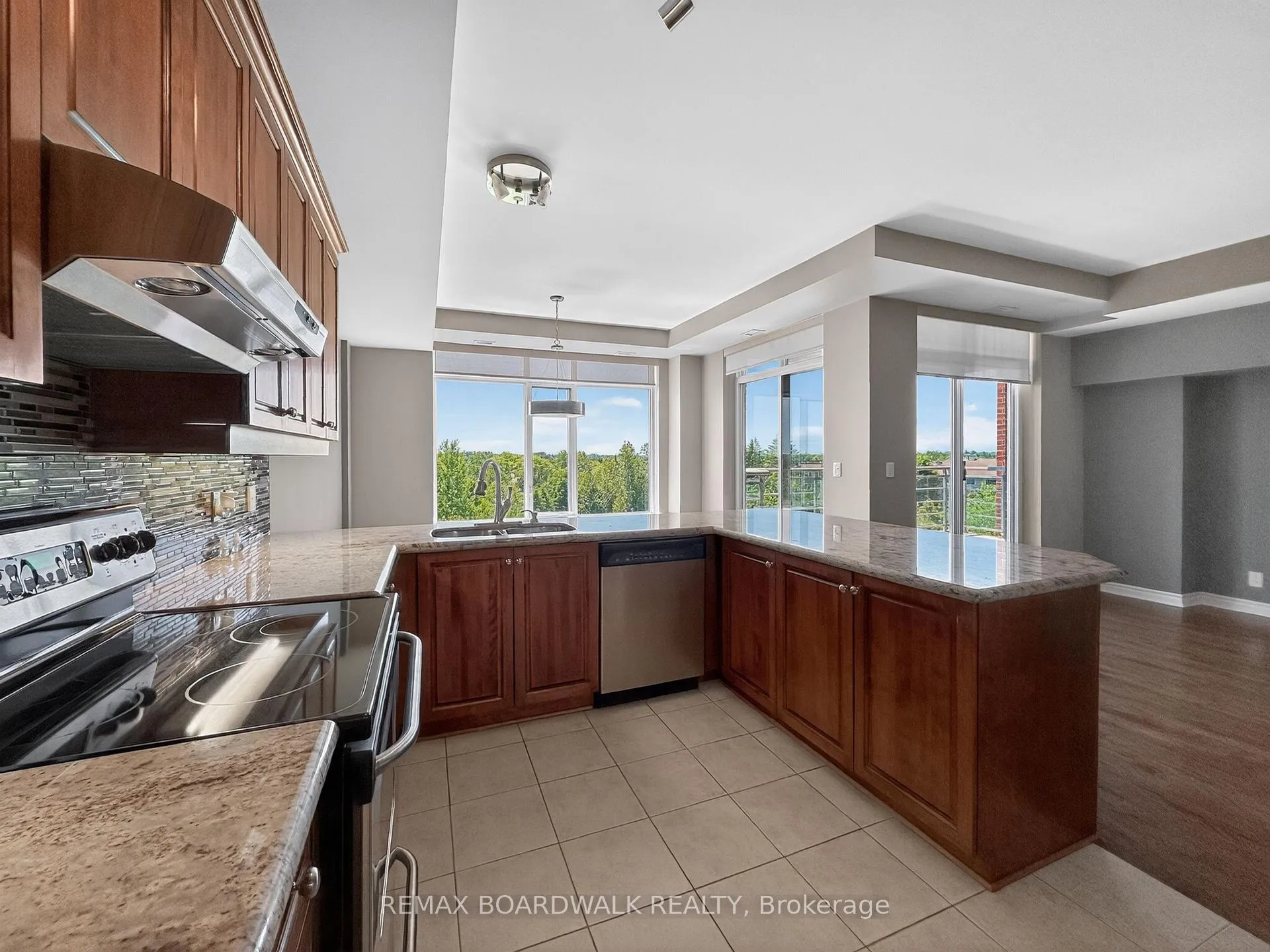 Photo 12 of Unit 804, 136 Darlington Private, Ottawa, Hunt Club/Western Community — HOMEH