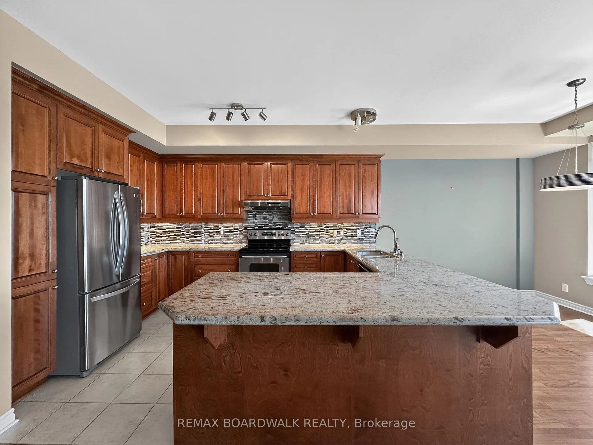 Photo 13 of Unit 804, 136 Darlington Private, Ottawa, Hunt Club/Western Community — HOMEH