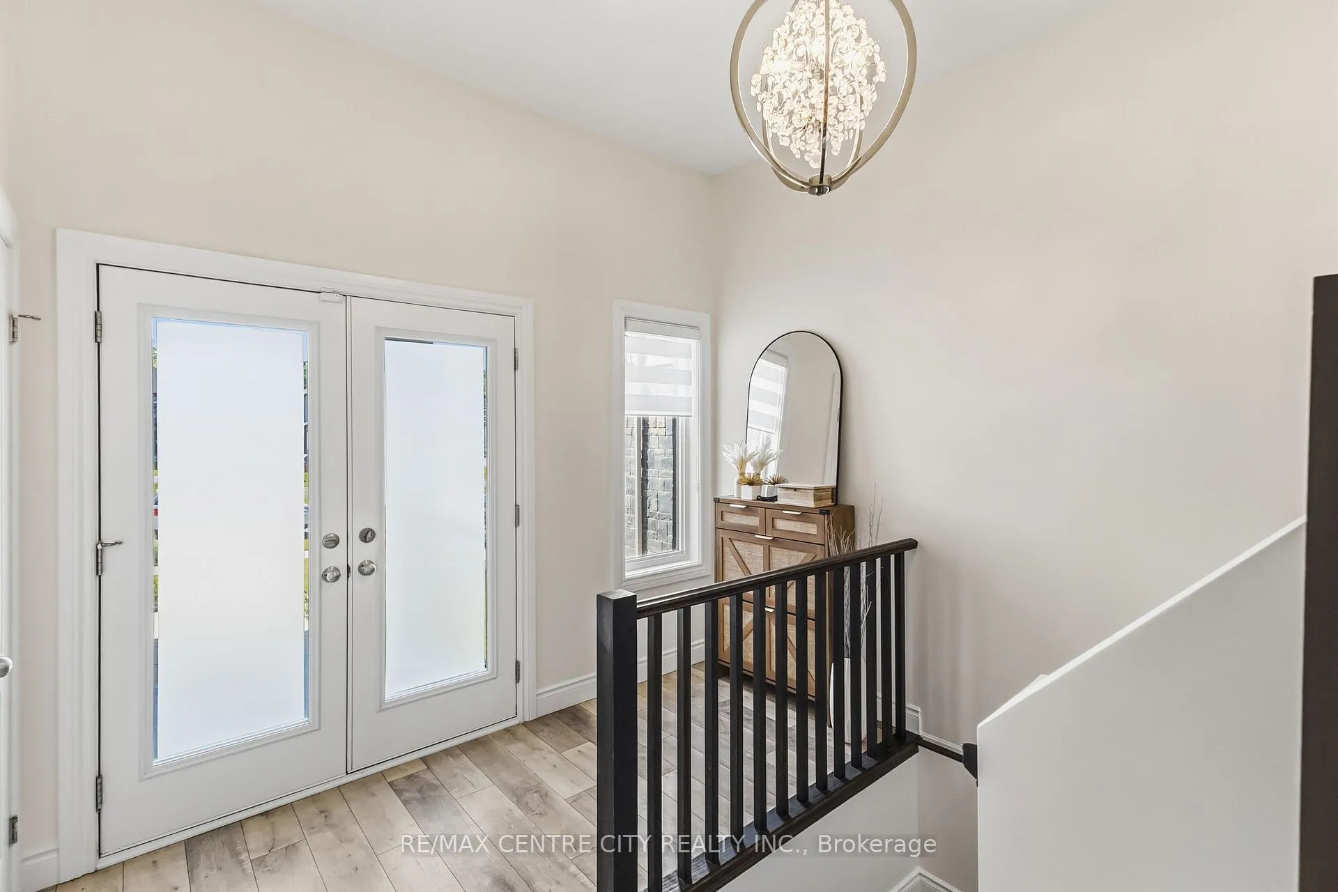 Photo 3 of 2344 Constance Avenue, London, South U — HOMEH
