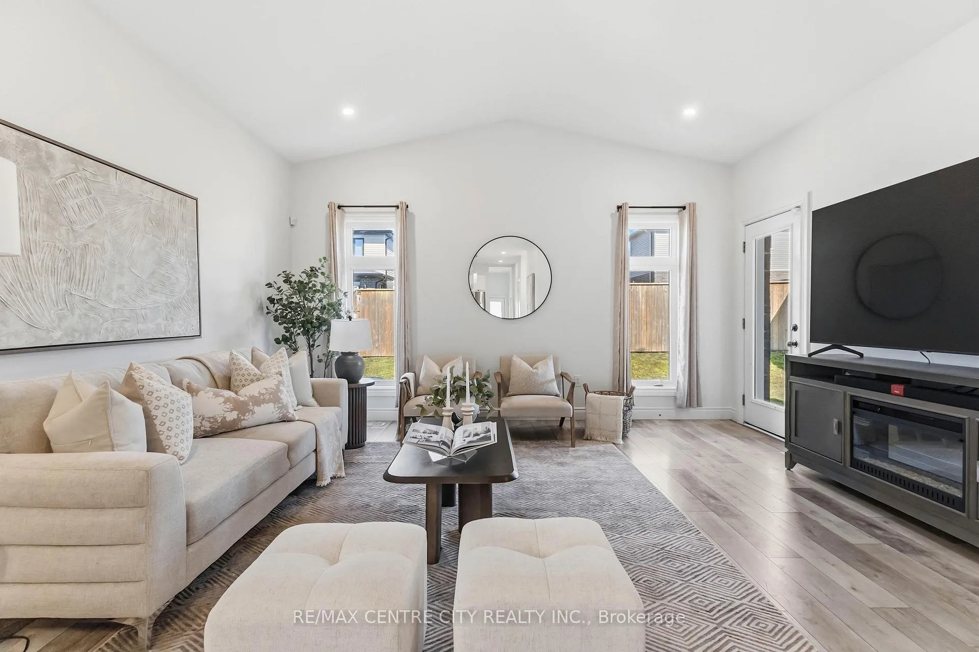 Photo 9 of 2344 Constance Avenue, London, South U — HOMEH