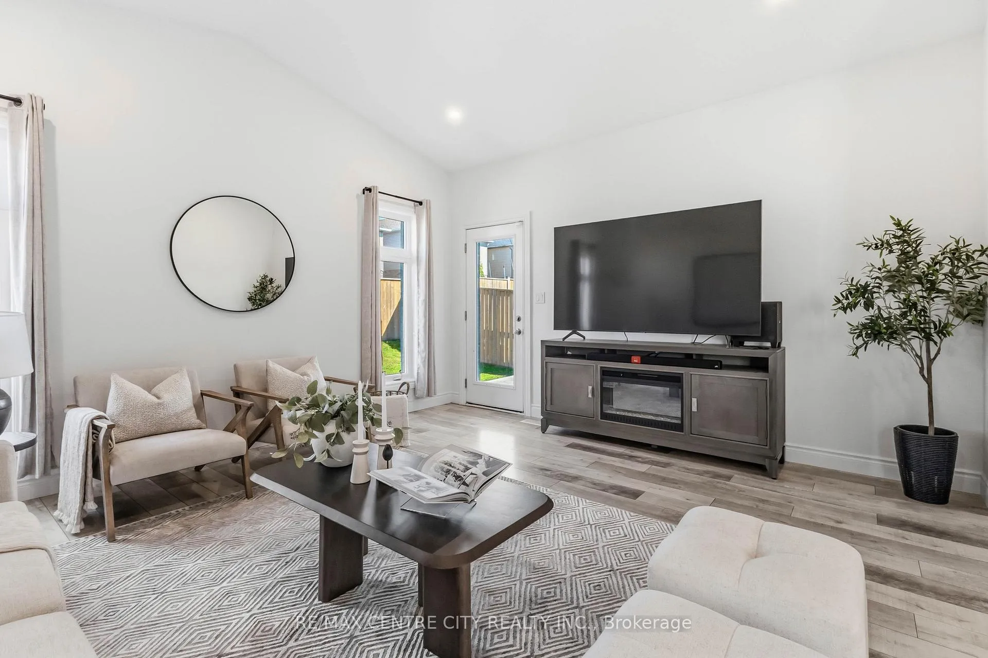 Photo 10 of 2344 Constance Avenue, London, South U — HOMEH
