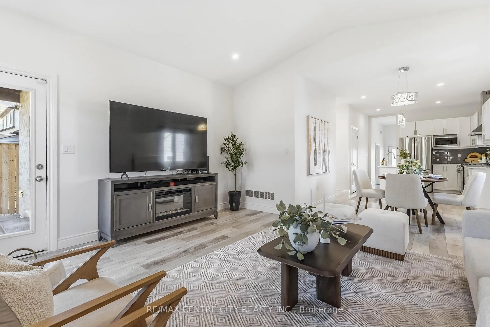 Photo 11 of 2344 Constance Avenue, London, South U — HOMEH